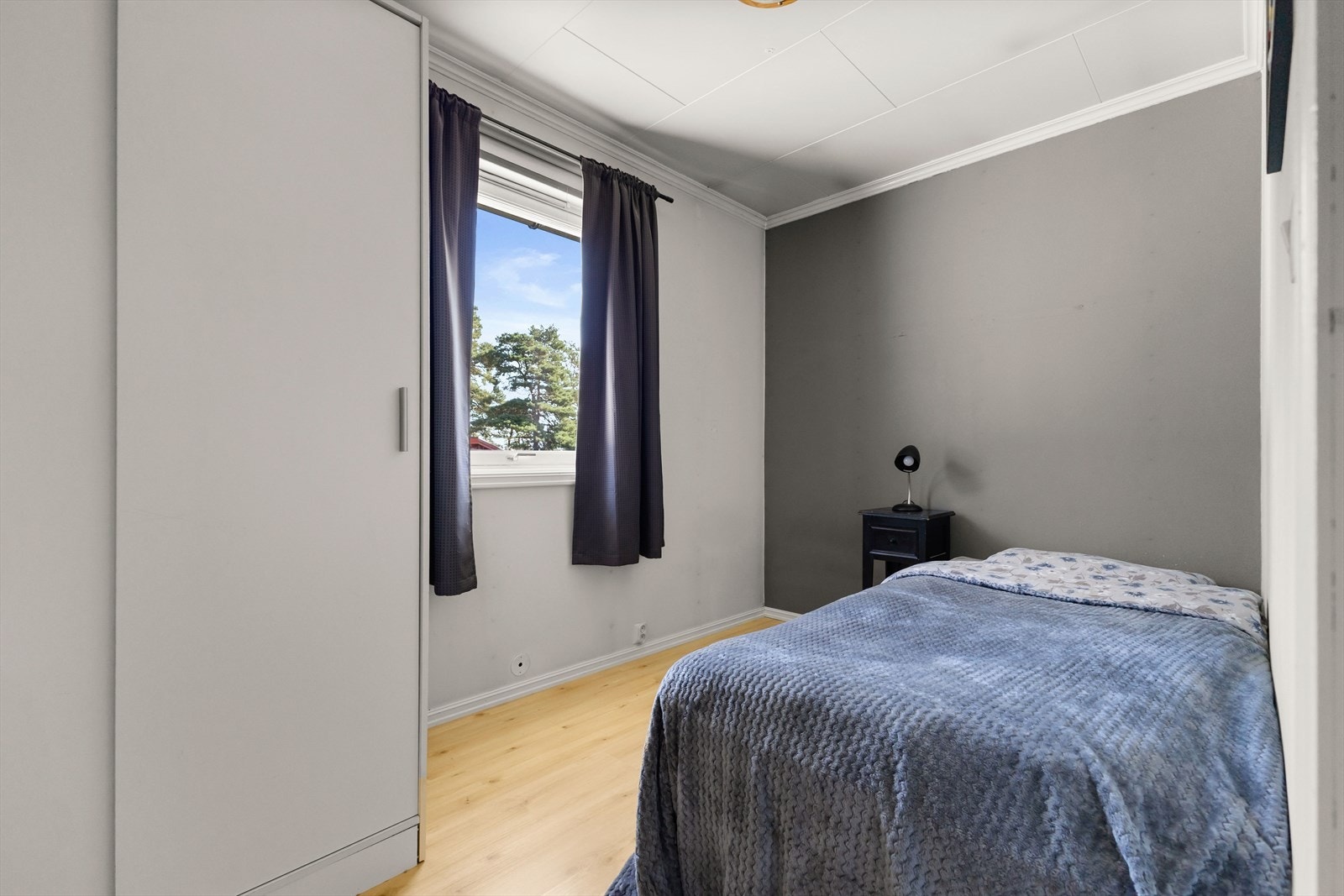 Boligen har til sammen tre soverom. Alle soverommene har god plass til både seng og ønsket møblement Galleribilde