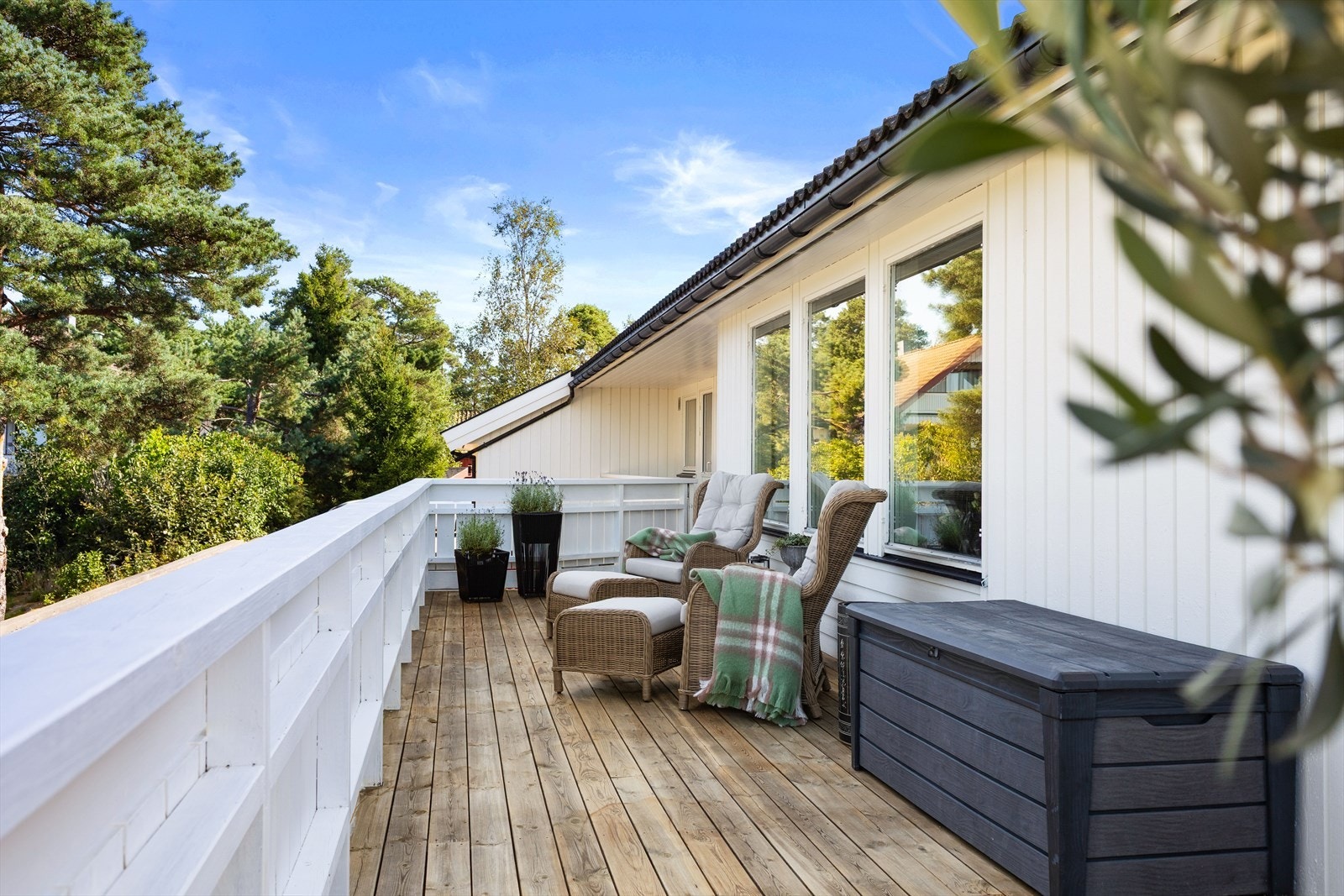 Fra hovedsoverommet har man utgang til boligens vestvendte terrasse Galleribilde