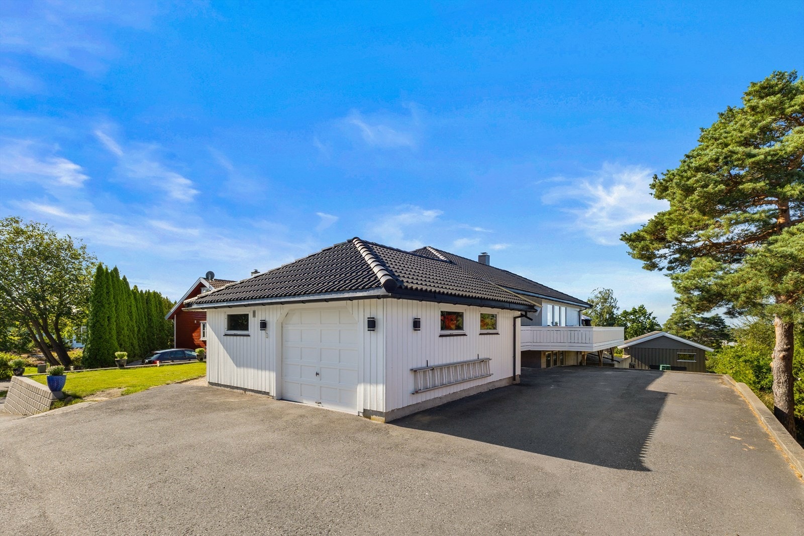 Parkering i garasje og på egen gårdsplass Galleribilde