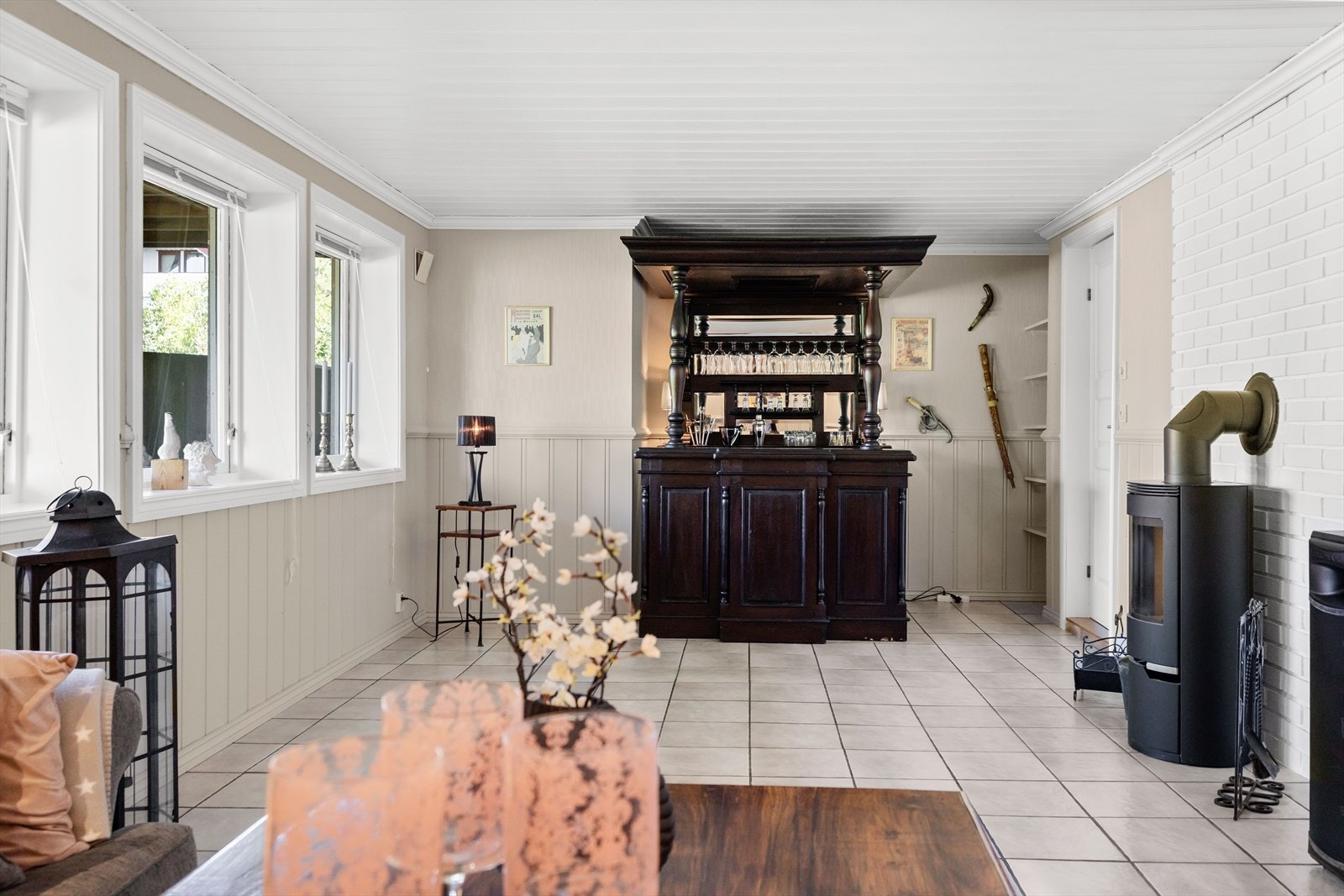 Kjellerstuen er i dag innredet med en barløsning Galleribilde