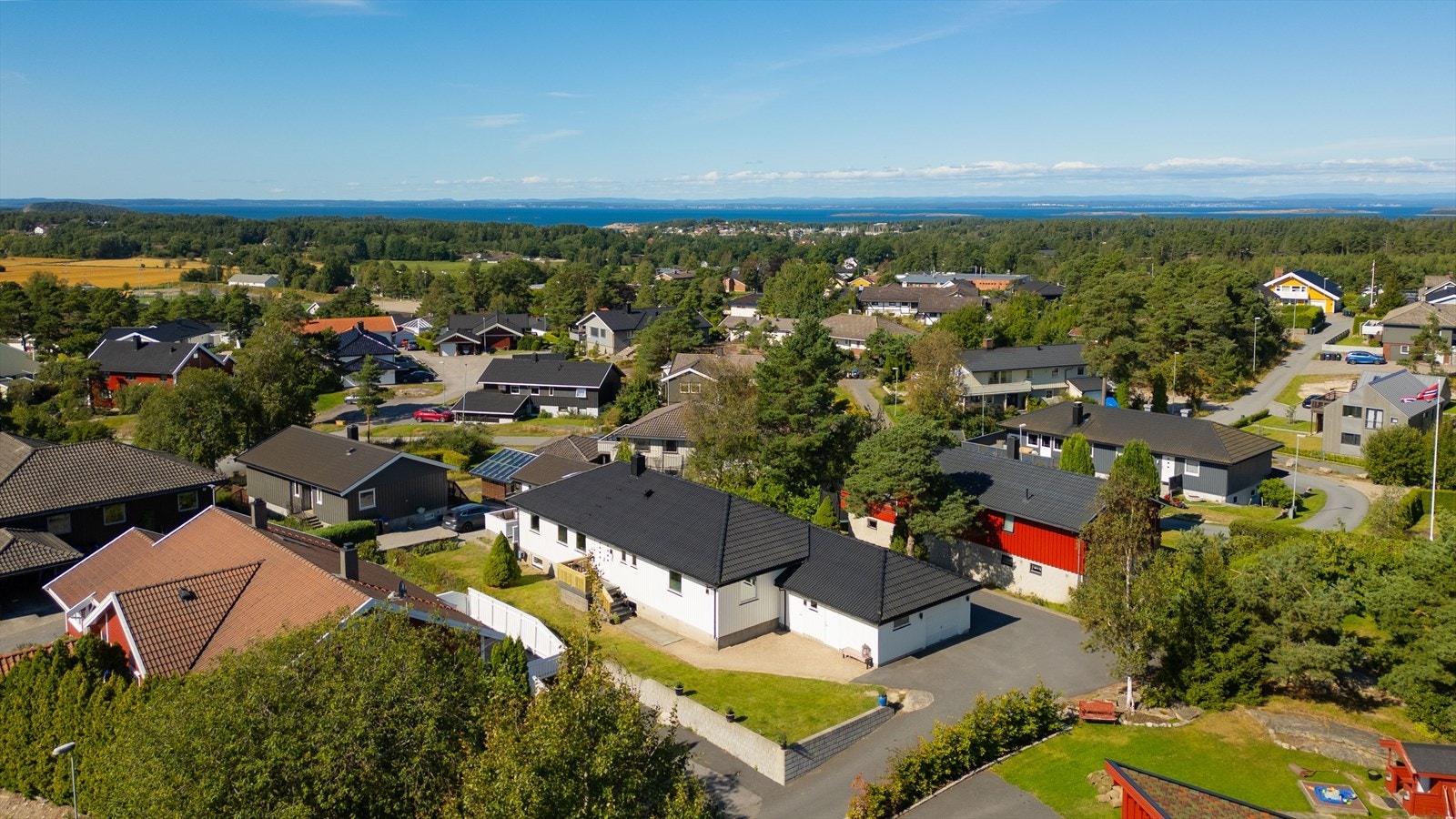 Boligen er beliggende i et populært og barnevennlig boligfelt. Det er gangavstand til barne- og ungdomsskole, fritidsaktiviteter, dagligvareforretninger og bussholdeplass Galleribilde