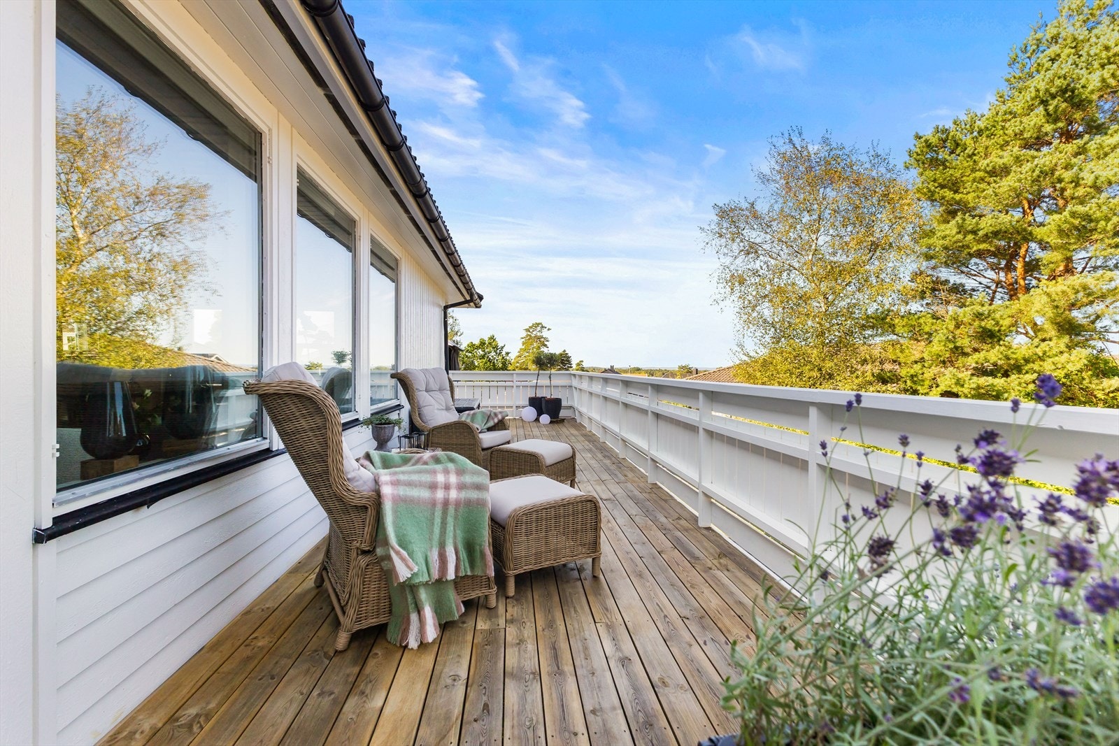 I tillegg er det utgang fra soverom til en vestvendt terrasse på ca. 31 m², hvor man kan nyte av kveldssol Galleribilde