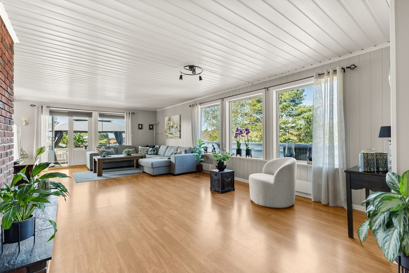 Stuen kan deles opp i flere soner med plass til både spisestue og sofagruppe. Galleribilde