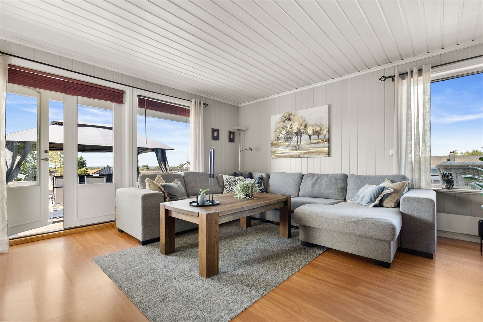 Fra stuen har man utgang til boligens flotte uteområde Galleribilde