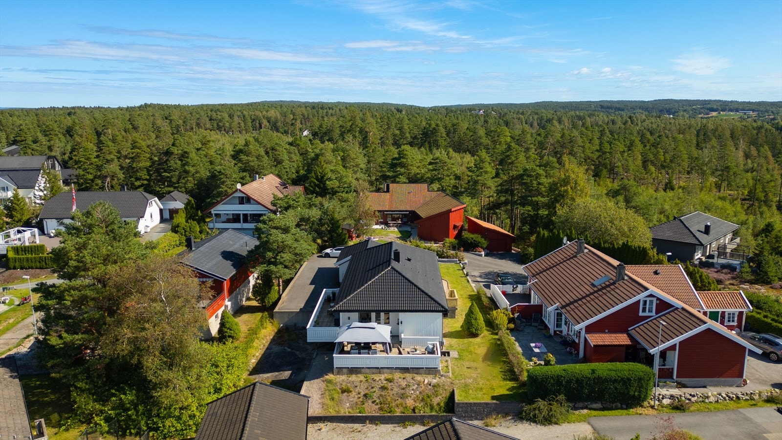Boligen har både en sørvestvendt og en vestvendt terrasse med gode solforhold - perfekt for utemøbler, grill og sosiale sammenkomster Galleribilde