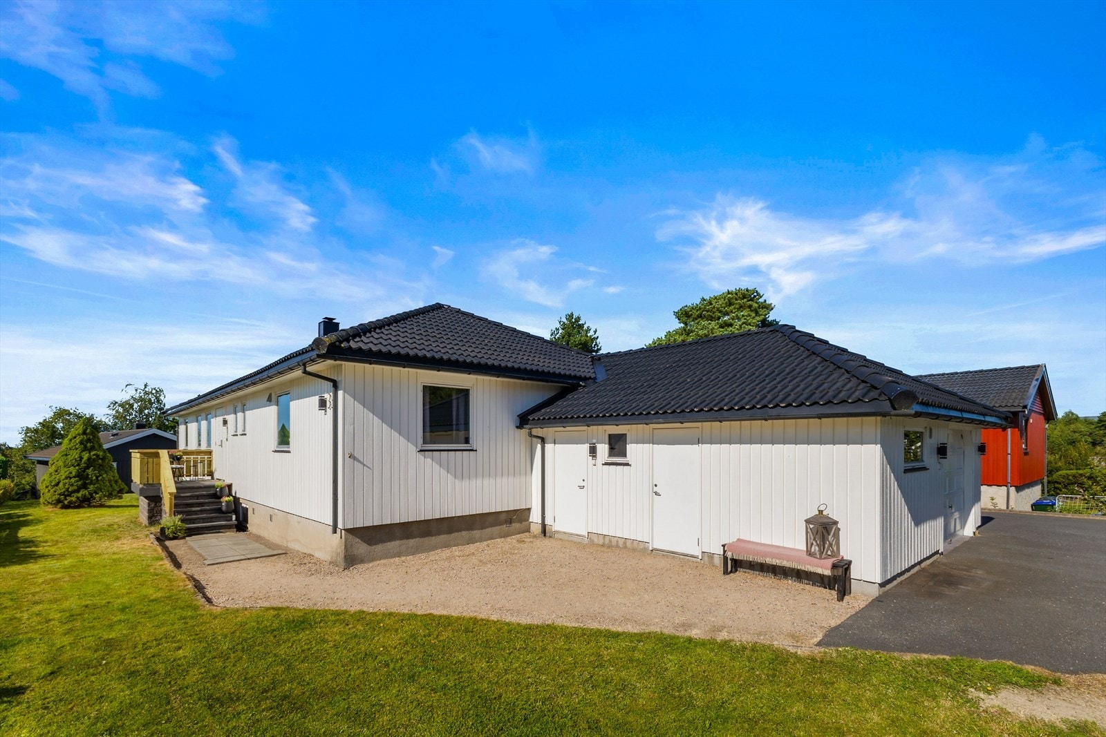 Boligen er beliggende i et populært og barnevennlig boligfelt. Det er gangavstand til barne- og ungdomsskole, fritidsaktiviteter, dagligvareforretninger og bussholdeplass Galleribilde