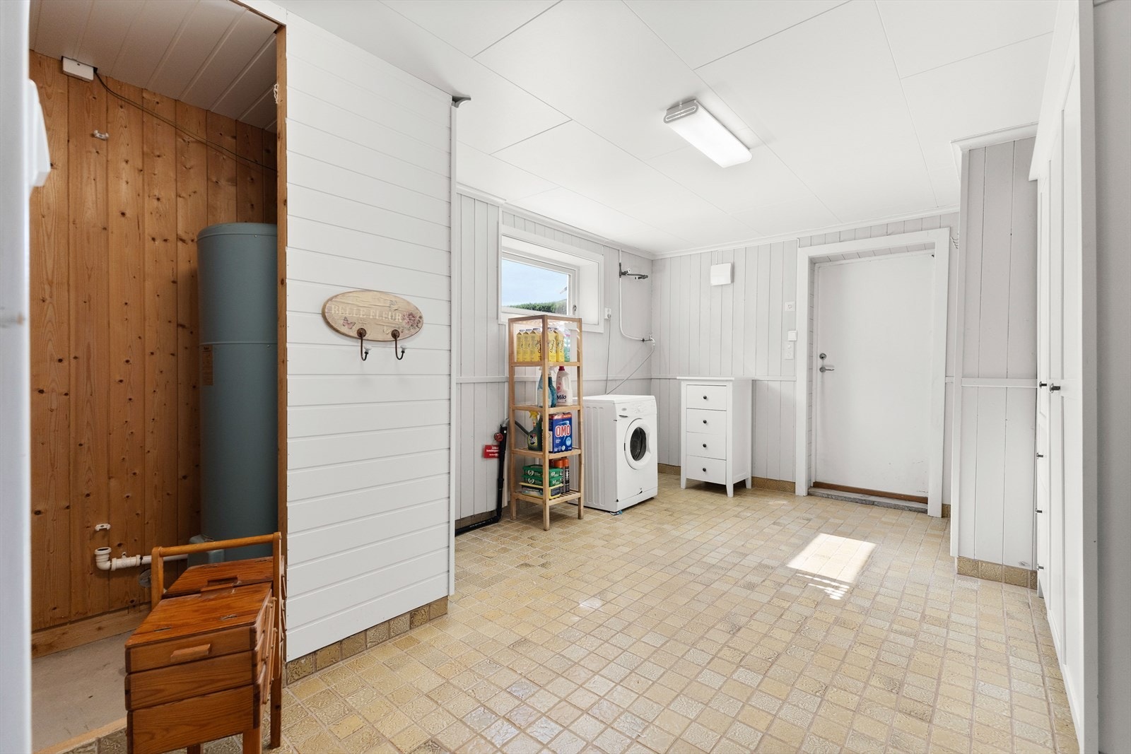 Vaskerommet har takess-plater i himling, panel på vegger og flislagt gulv. Overflatene fremstår med normal bruksslitasje, men rommet har behov for full renovering grunnet alder og generell slitasje Galleribilde