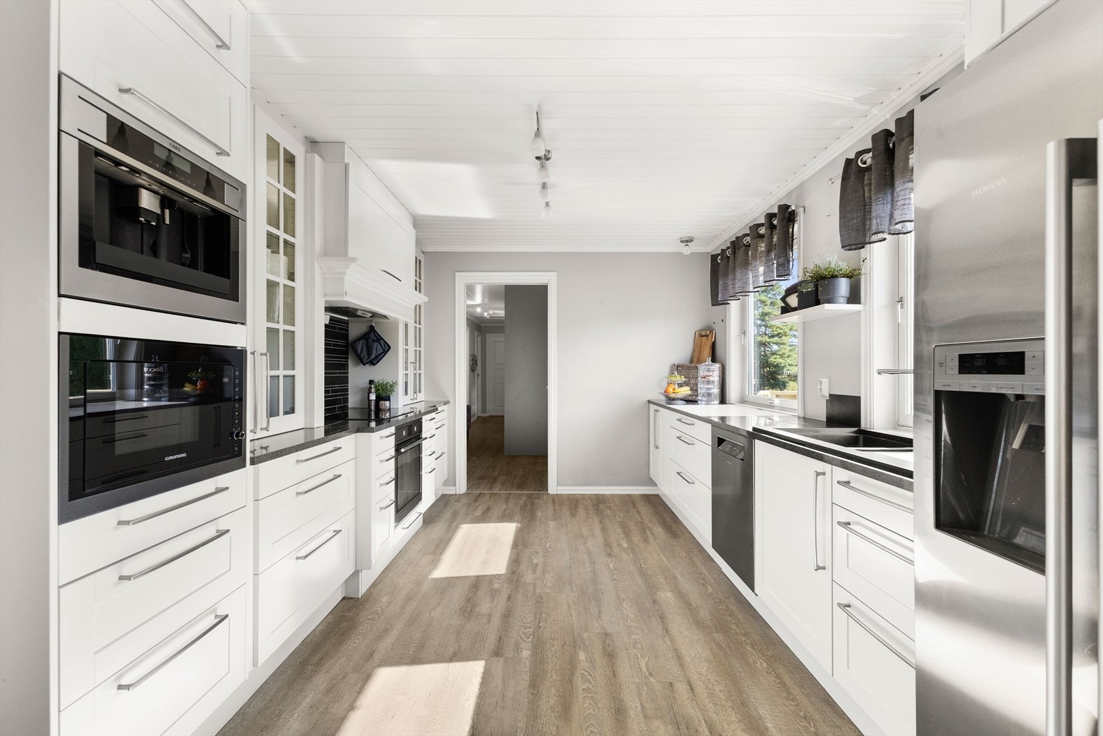 Sprutsikre plater er montert bak platetoppen og gir et moderne og lettstelt uttrykk Galleribilde