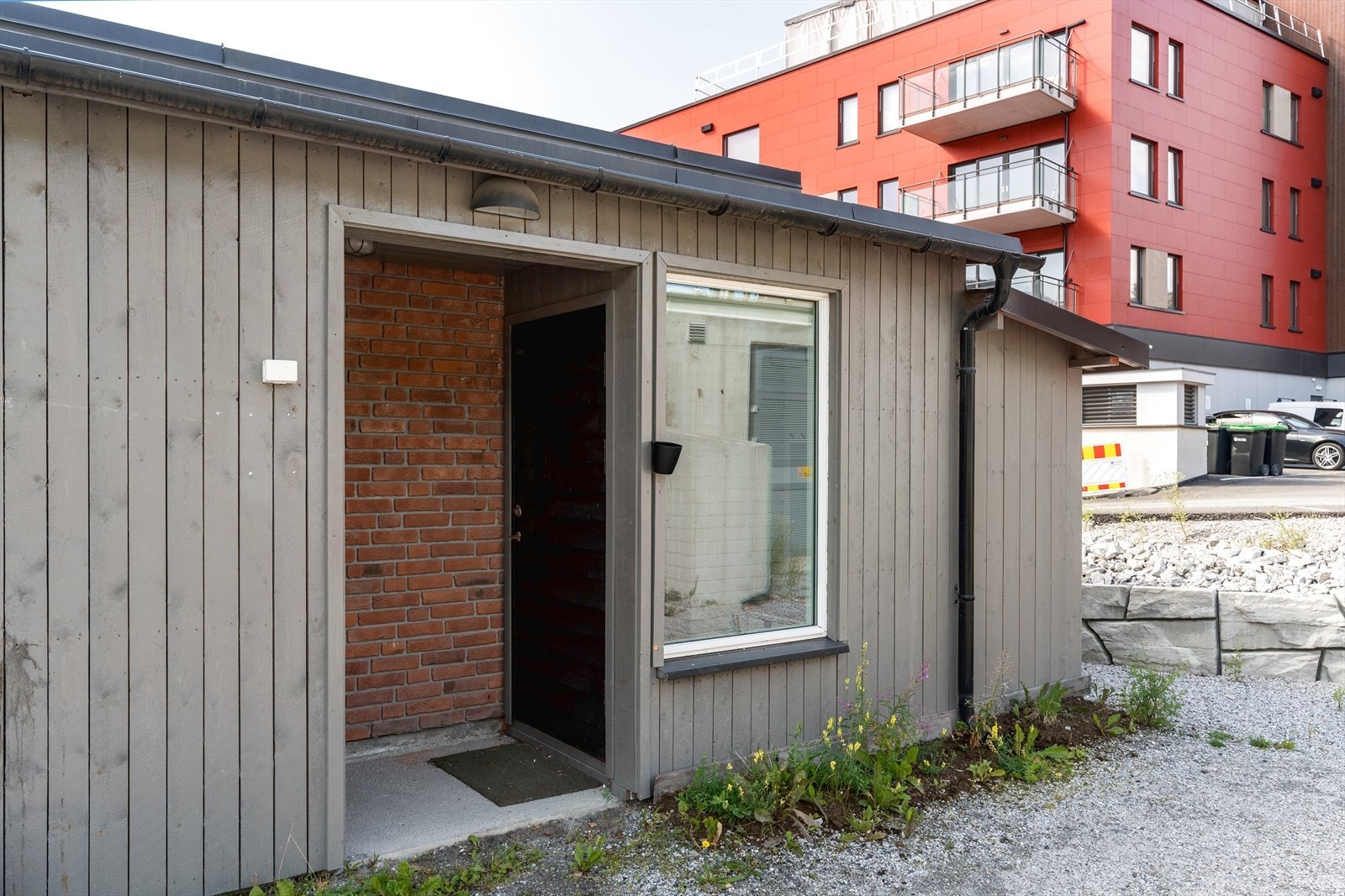 Leiligheten ligger med enkel adkomst fra bakkeplan. Galleribilde