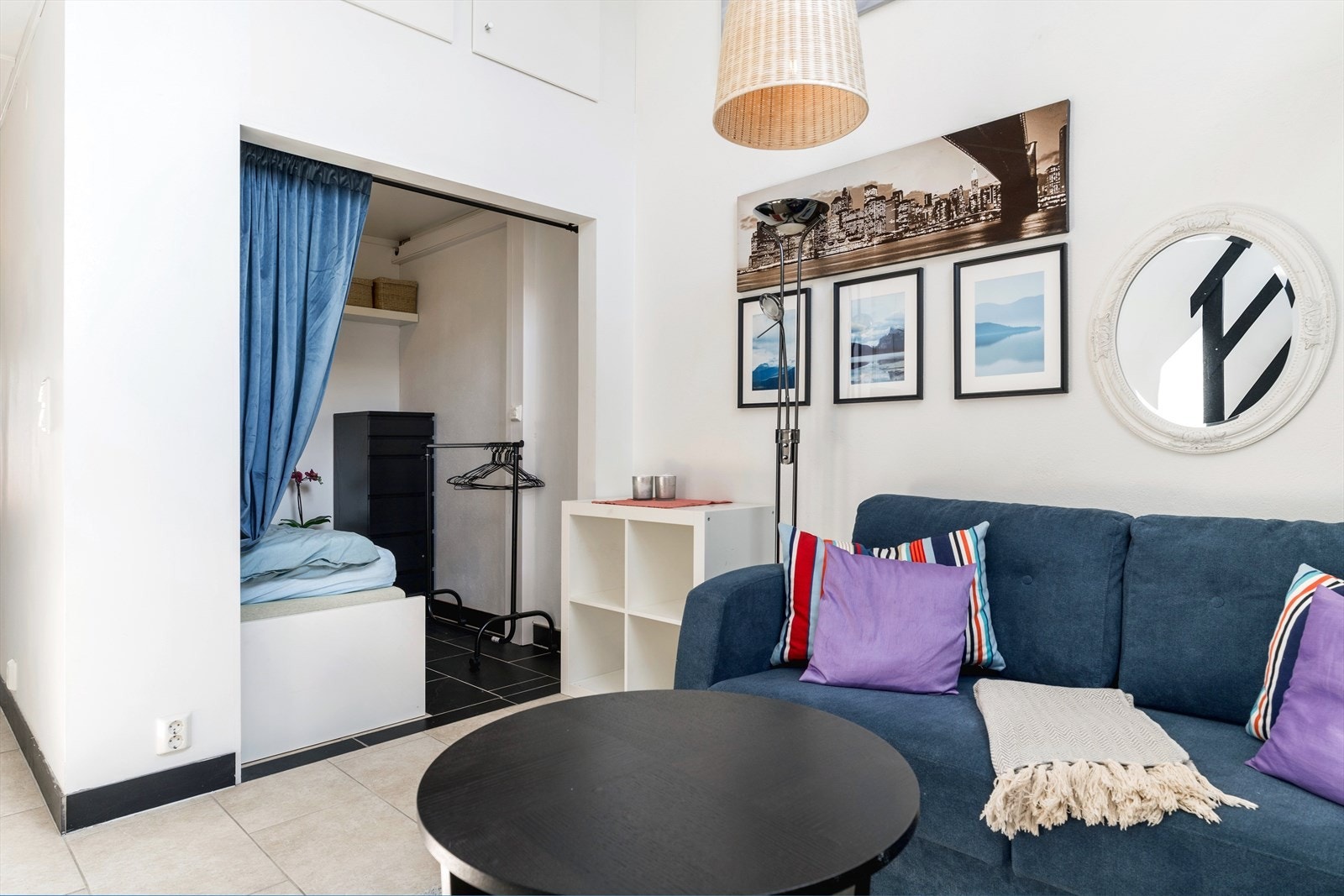 Fra stuen er det inngang til en sovealkove. Galleribilde