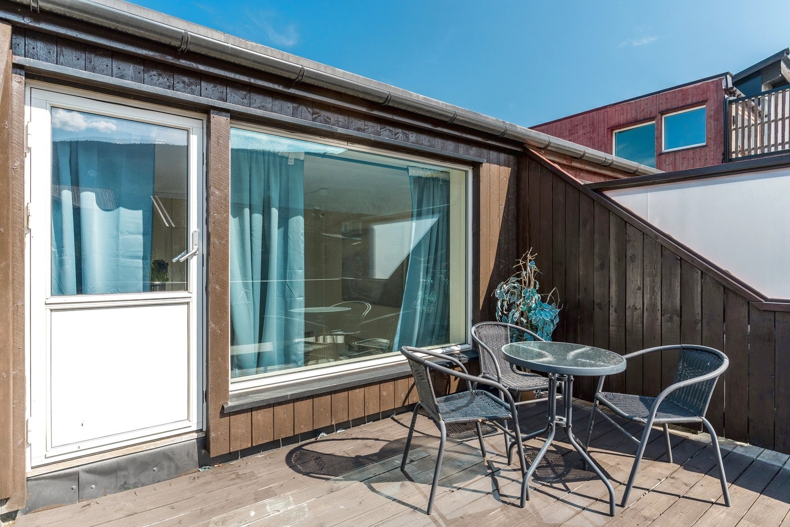 Terrasse på ca. 10 kvm med god plass til både utemøbler og grill. Galleribilde