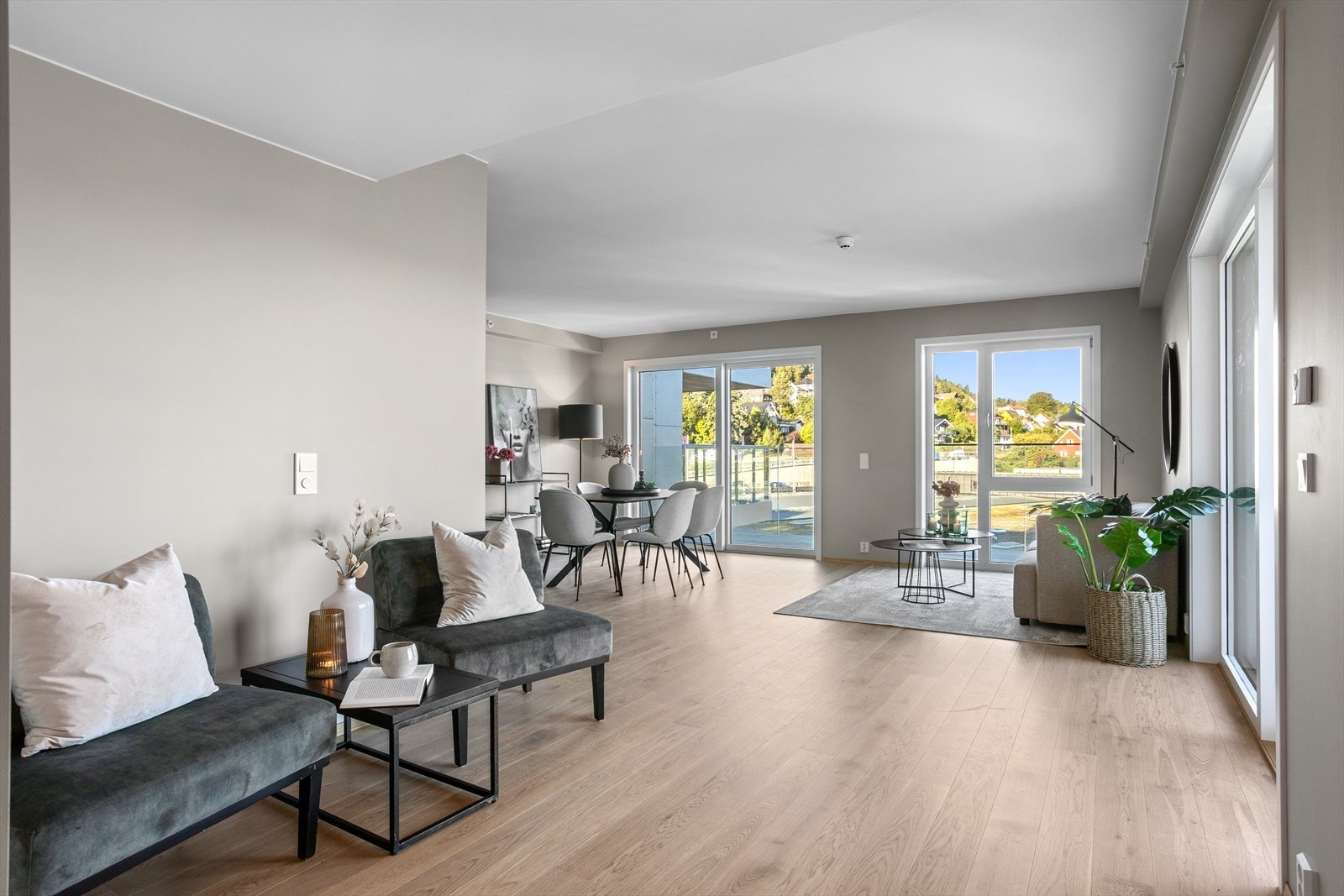 Tidløse fargetoner og enstavs parkett gir en elegant helhet, mens mange store vindusflater slipper inn rikelig med dagslys. Galleribilde