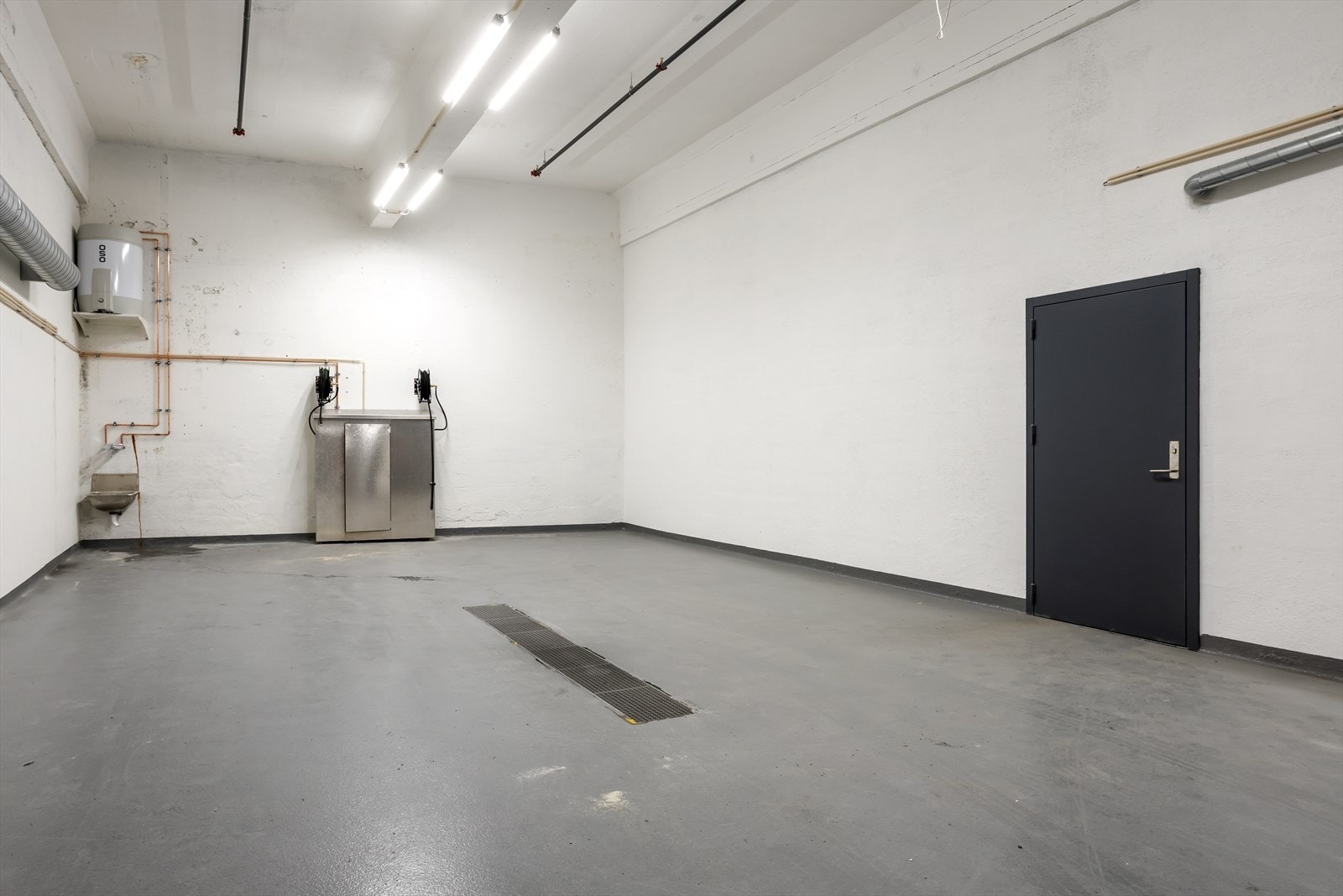 Populær fasilitet med stor vaskehall til bilen. Tilgang på varmtvann, lufttrykk og høytrykkspyler. Innenfor døren er det lagt opp til egen hundevask og verksted. Galleribilde