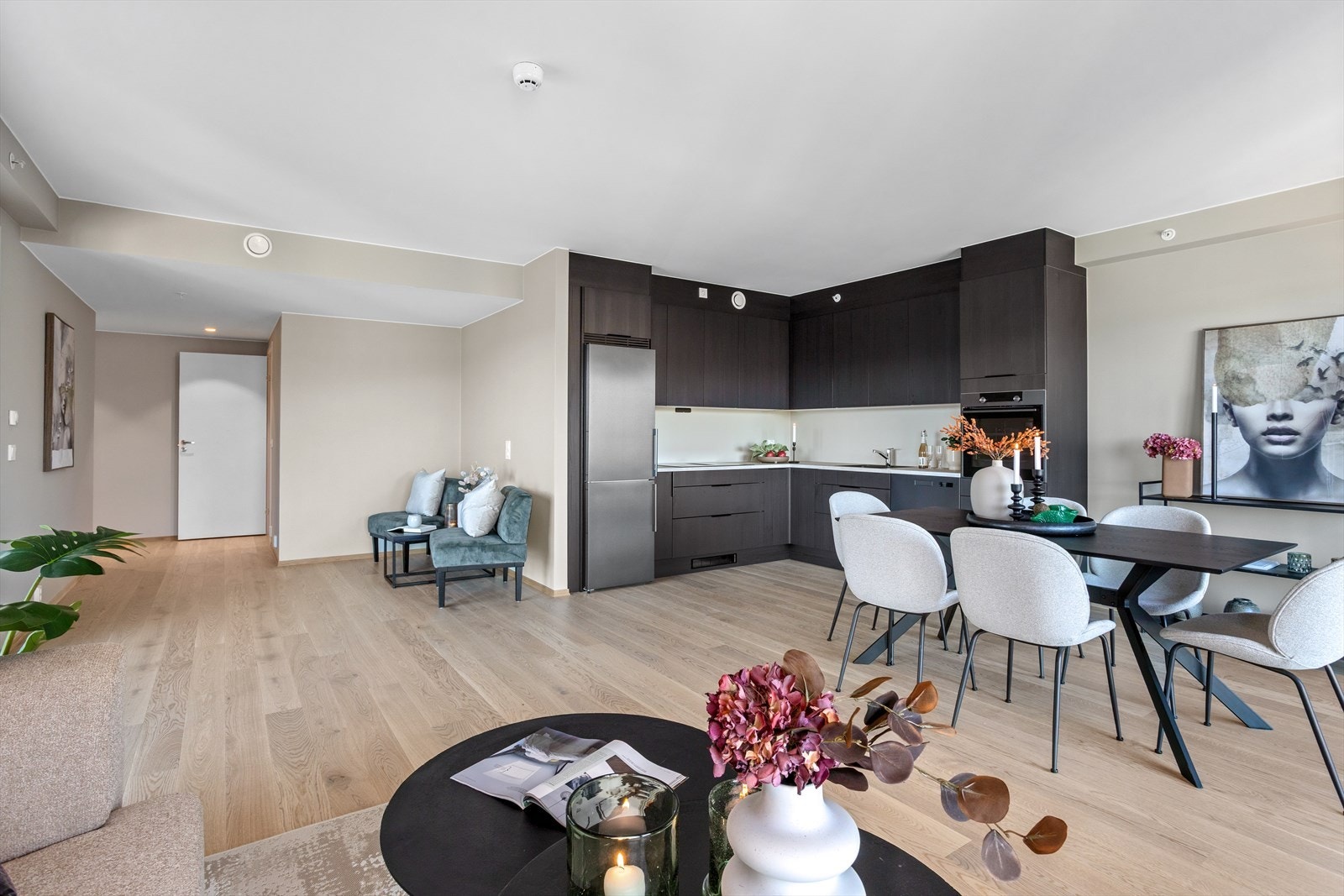 Lekkert og stilrent kjøkken fra HTH med minimalistisk design i tekstur. Galleribilde