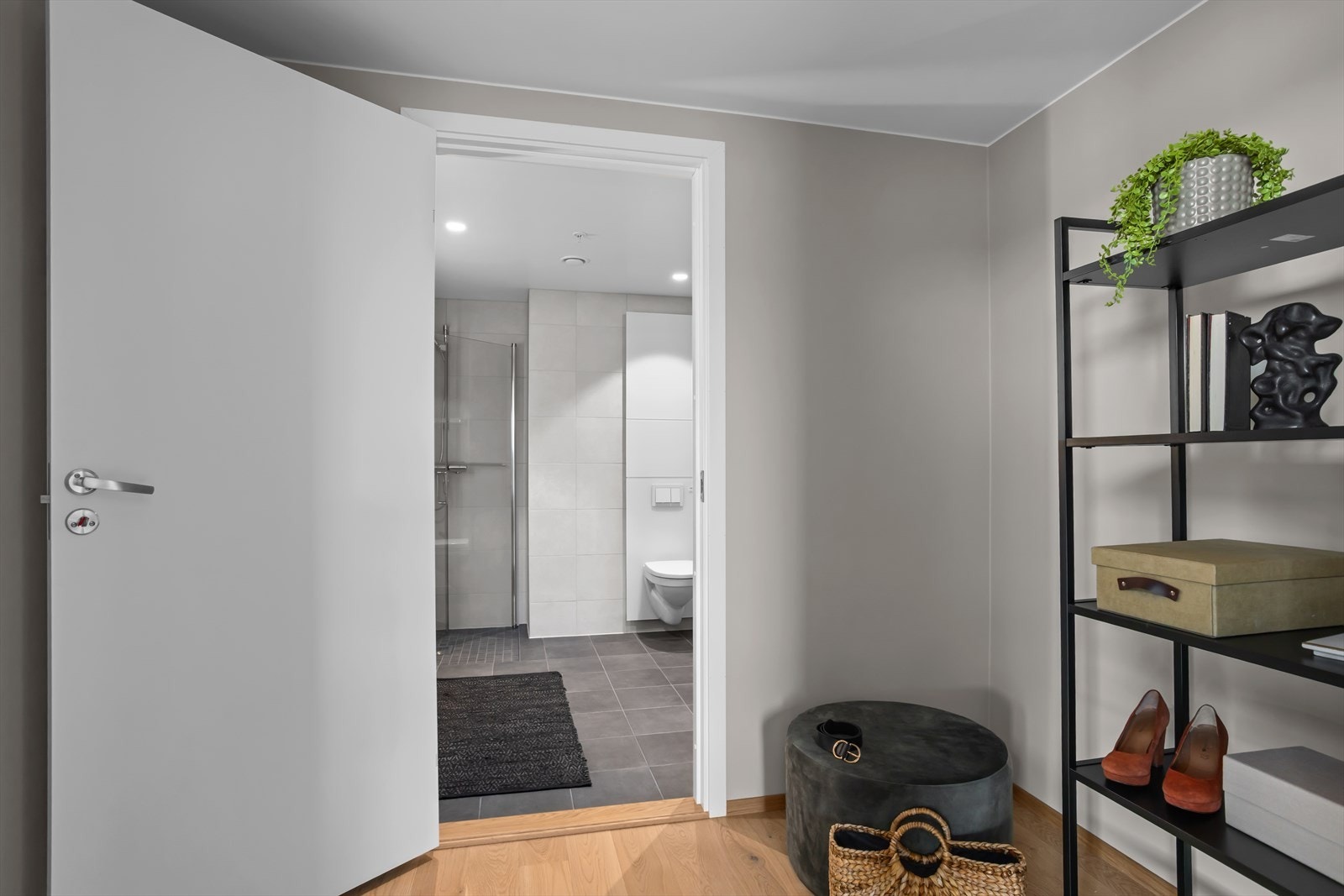 Adkomst videre inn på bad fra walk in garderobe. Galleribilde