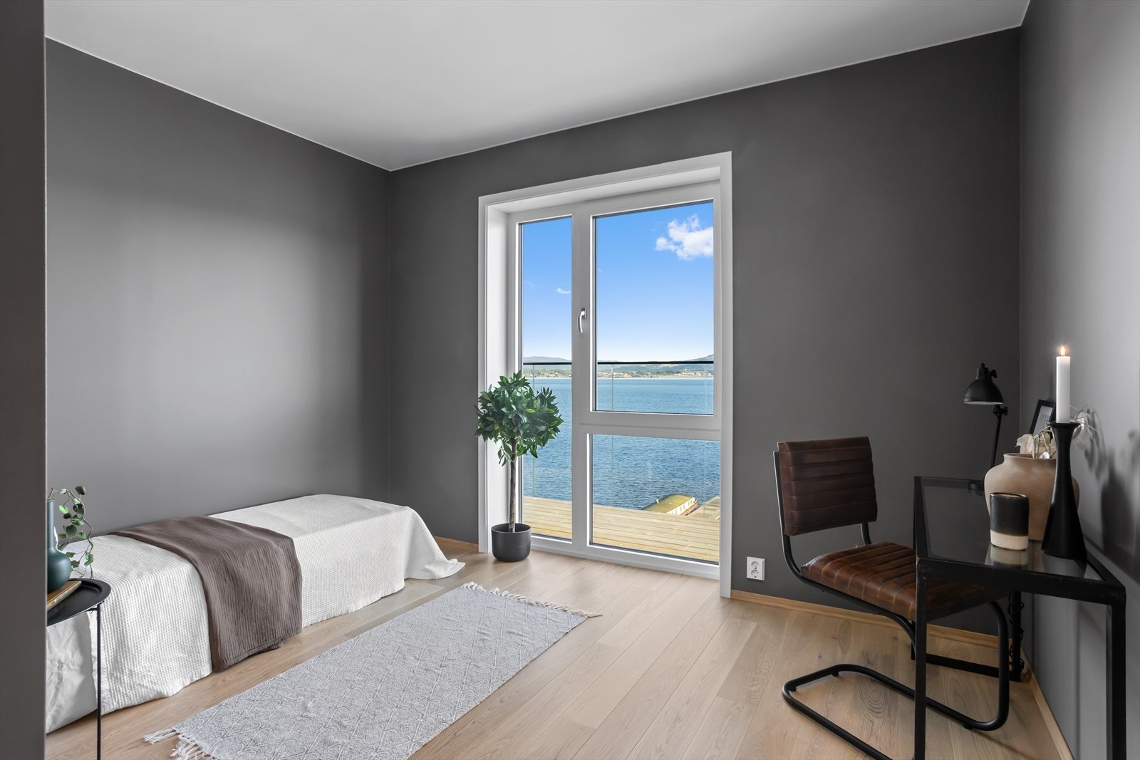 Alle soverommene har god plass til seng, nattbord og garderobeskap. Galleribilde