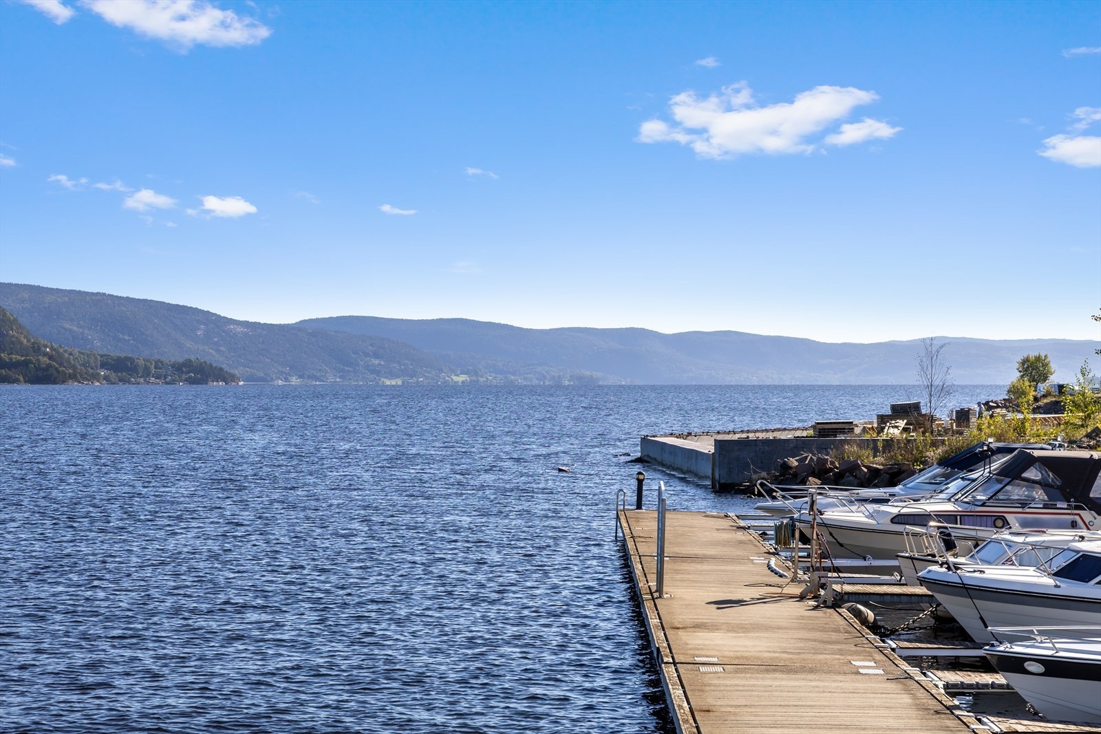 Fjorden inviterer til aktiviteter som kajakkpadling, båtliv og bading. Her finner du blant annet båthavn, kajakk-pool og treningssenter. Galleribilde