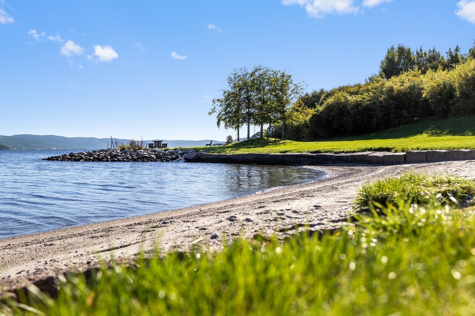 Området her er pent opparbeidet med sandstrand, benker, toalett og friarealer. Galleribilde