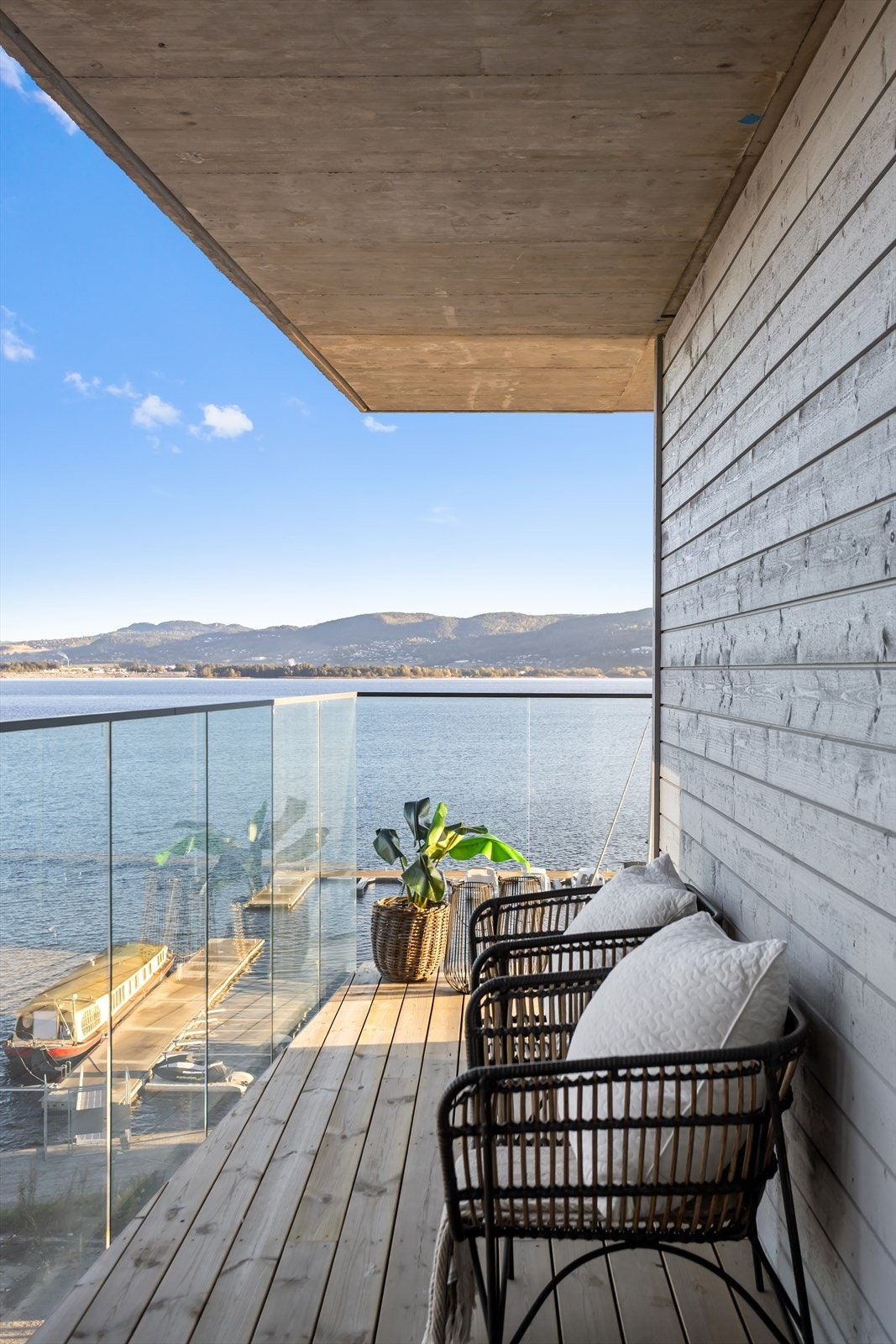 Leiligheten har en stor terrasse i front av prosjektet med unik utsikt. Terrassen kan fint møbleres i flere soner slik at solen kan nytes gjennom hele dagen. Galleribilde