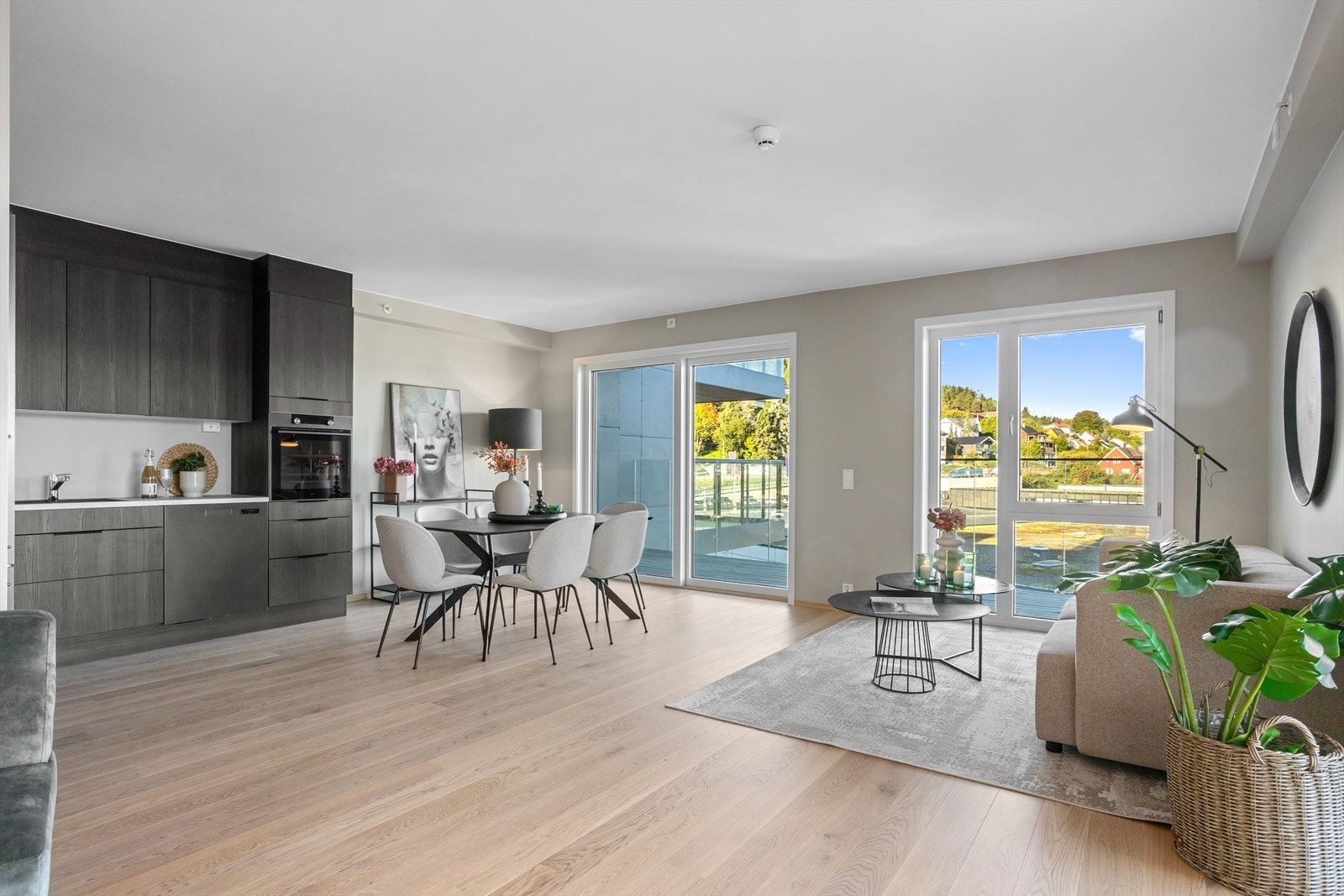 Stuen og kjøkkenet ligger i en åpen og moderne løsning, som skaper et luftig og sosialt oppholdsrom med flere møbleringsmuligheter. Galleribilde