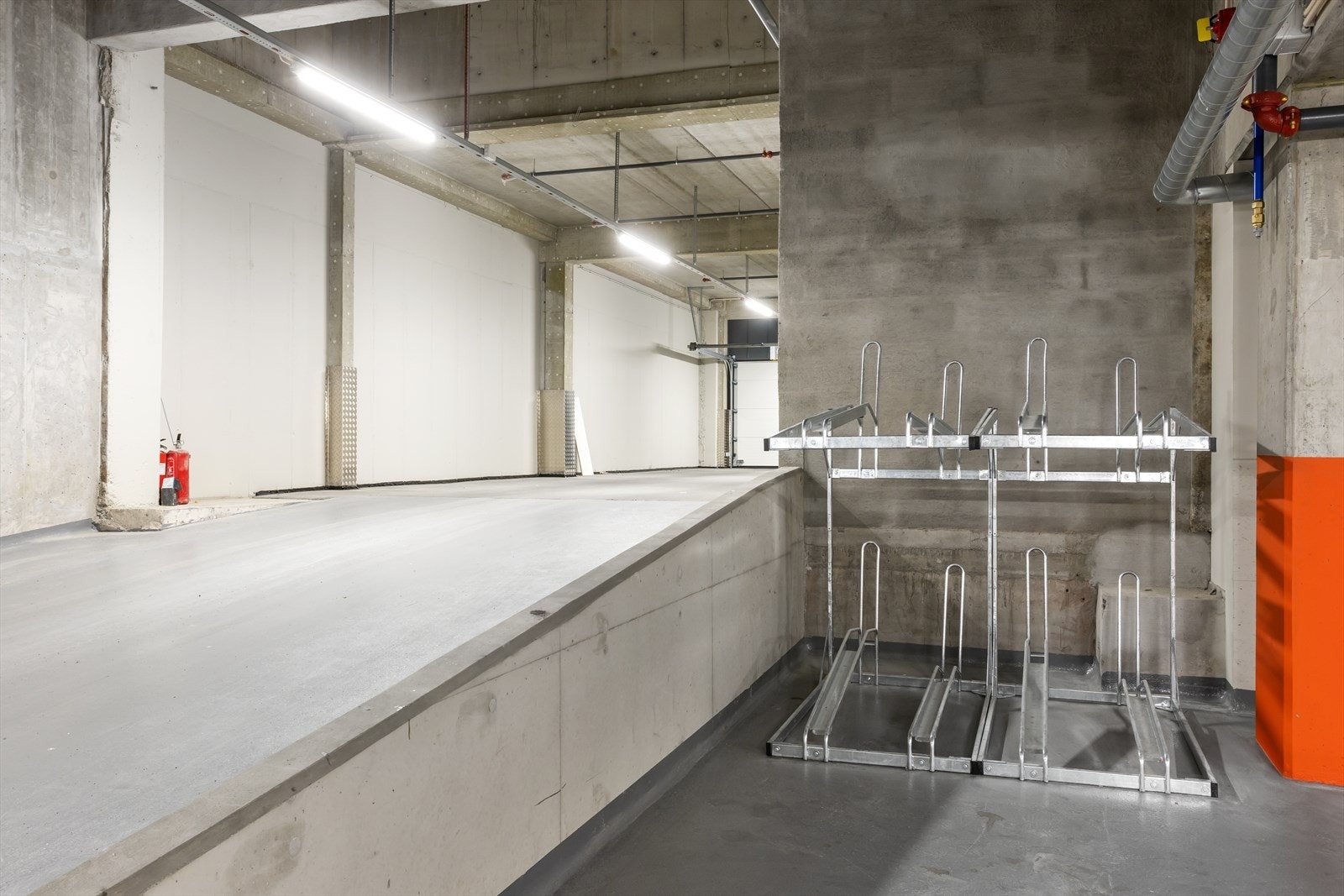 Innvendig sykkelparkering. I bakkant ser du utgang via garasjeporten. Galleribilde