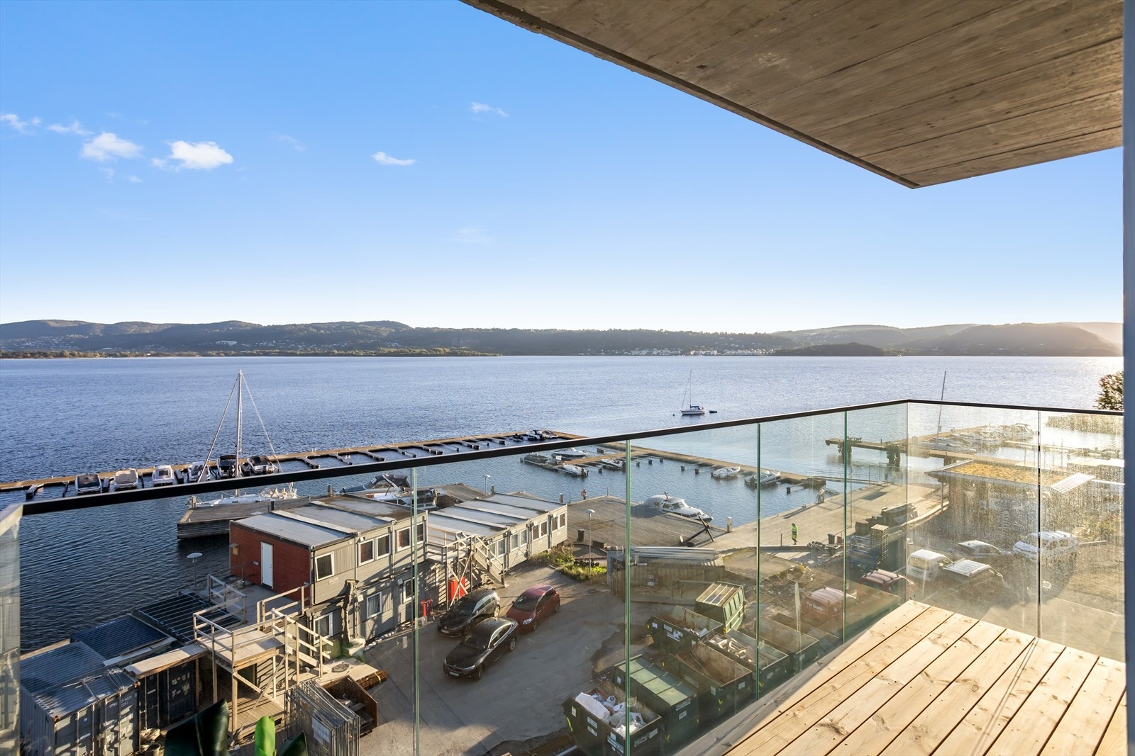 Utsikten fra balkongen med delikat glassrekkverk. Galleribilde