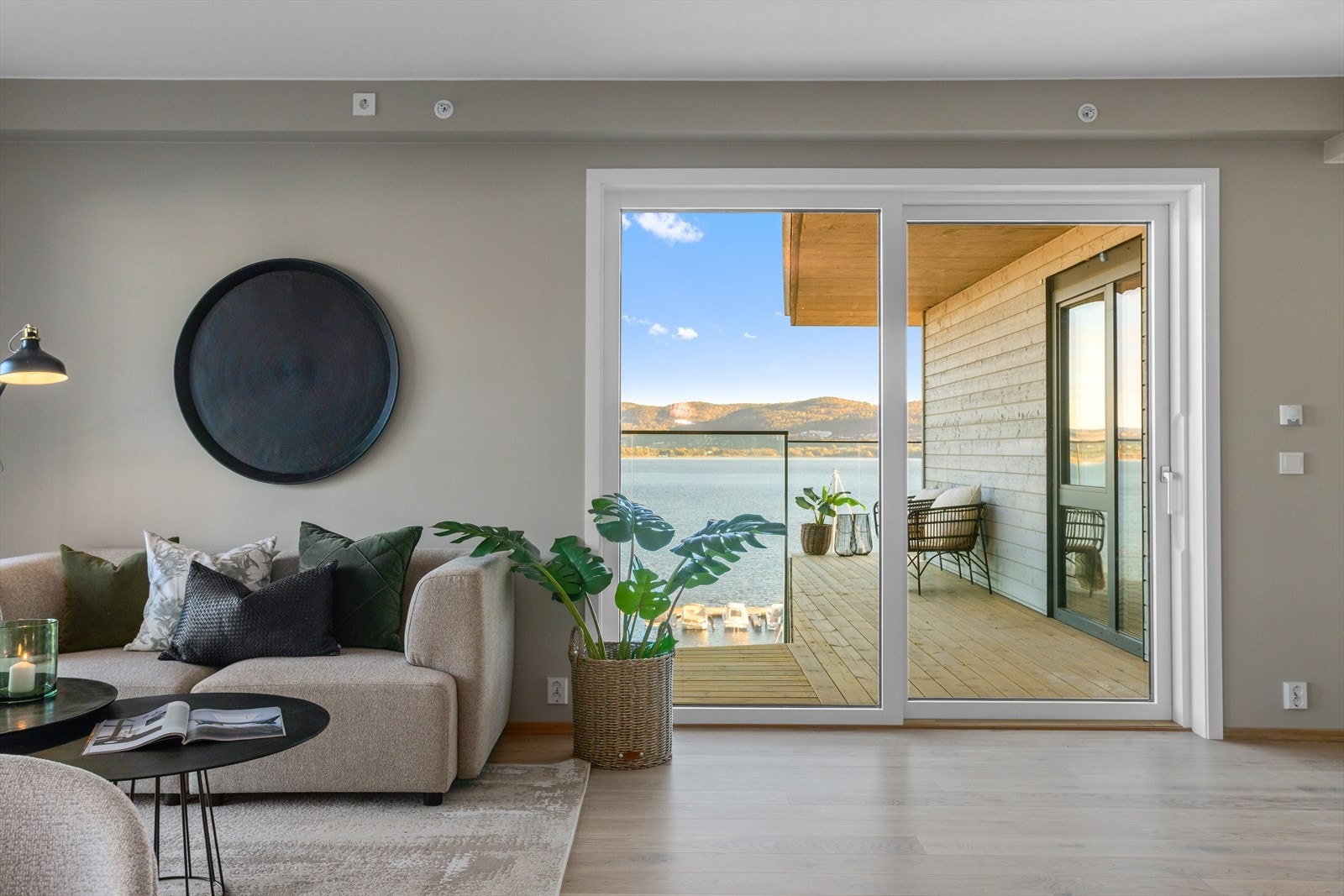 Delikat frontleilighet med fantastisk panoramautsikt - Stor balkong - 3 sov, 2 bad - Vannbåren varme - Garasje - Heis! Galleribilde