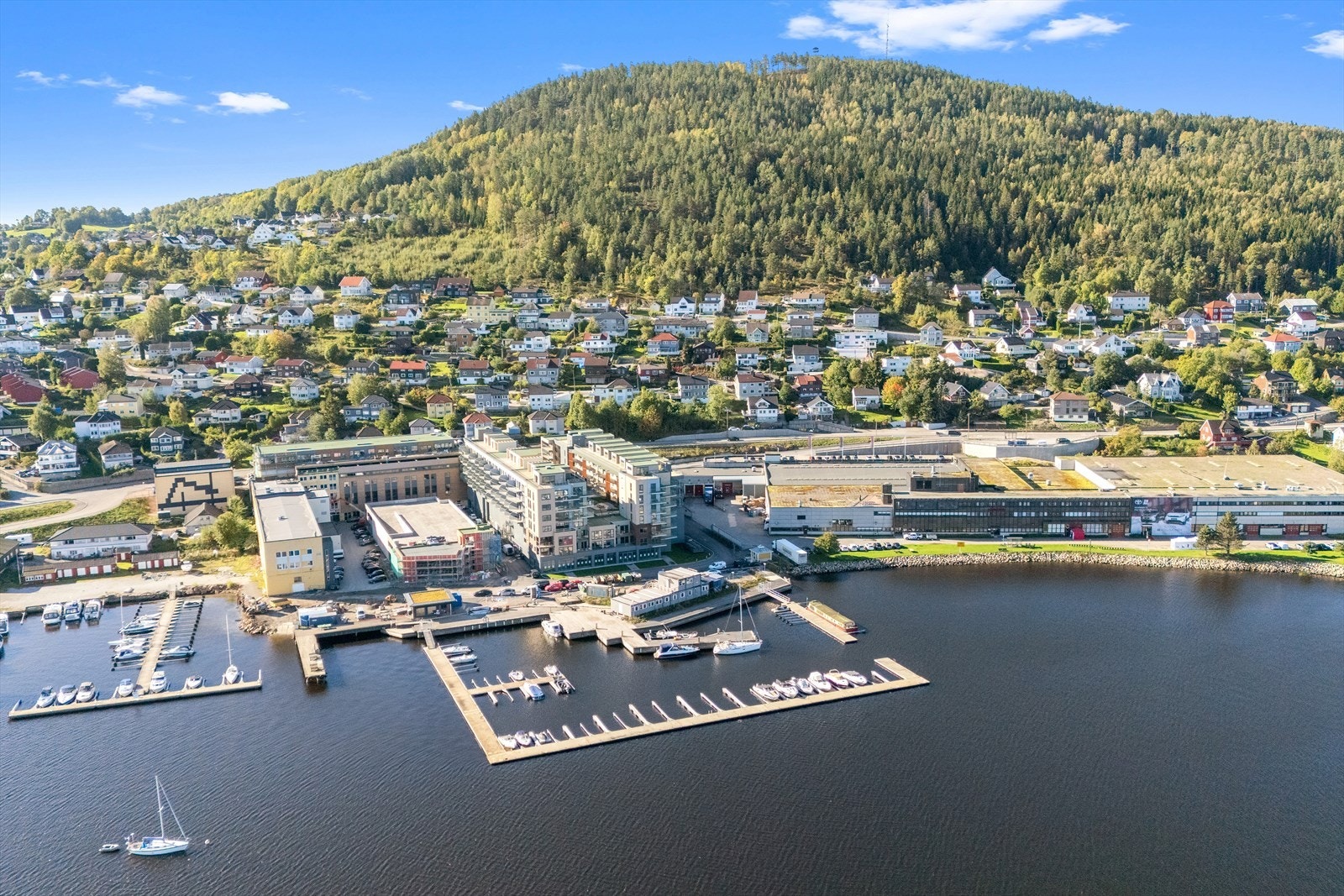 Her bor du helt nede ved vannkanten, med nærhet til både natur, fjorden og byliv. Det er kort vei til Drammen sentrum, flotte turområder i marka ved Nordbykollen, og den populære Sota badestrand. Galleribilde