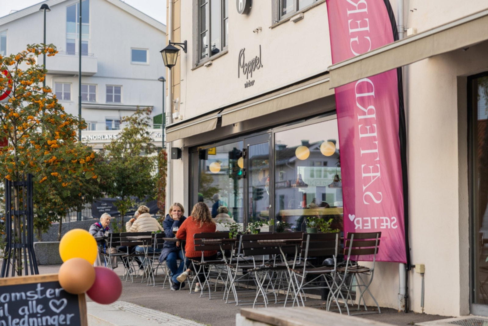 Poppel vinbar ved Sæter er et populært samlingssted i nærområdet. Galleribilde