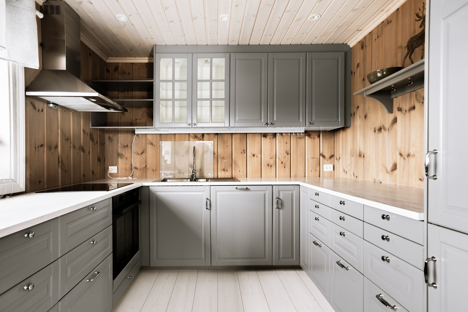 Kjøkkenet har stilrene, profilerte fronter, hvor enkelte overskap med glassfelt gir et lett og variert uttrykk. Galleribilde