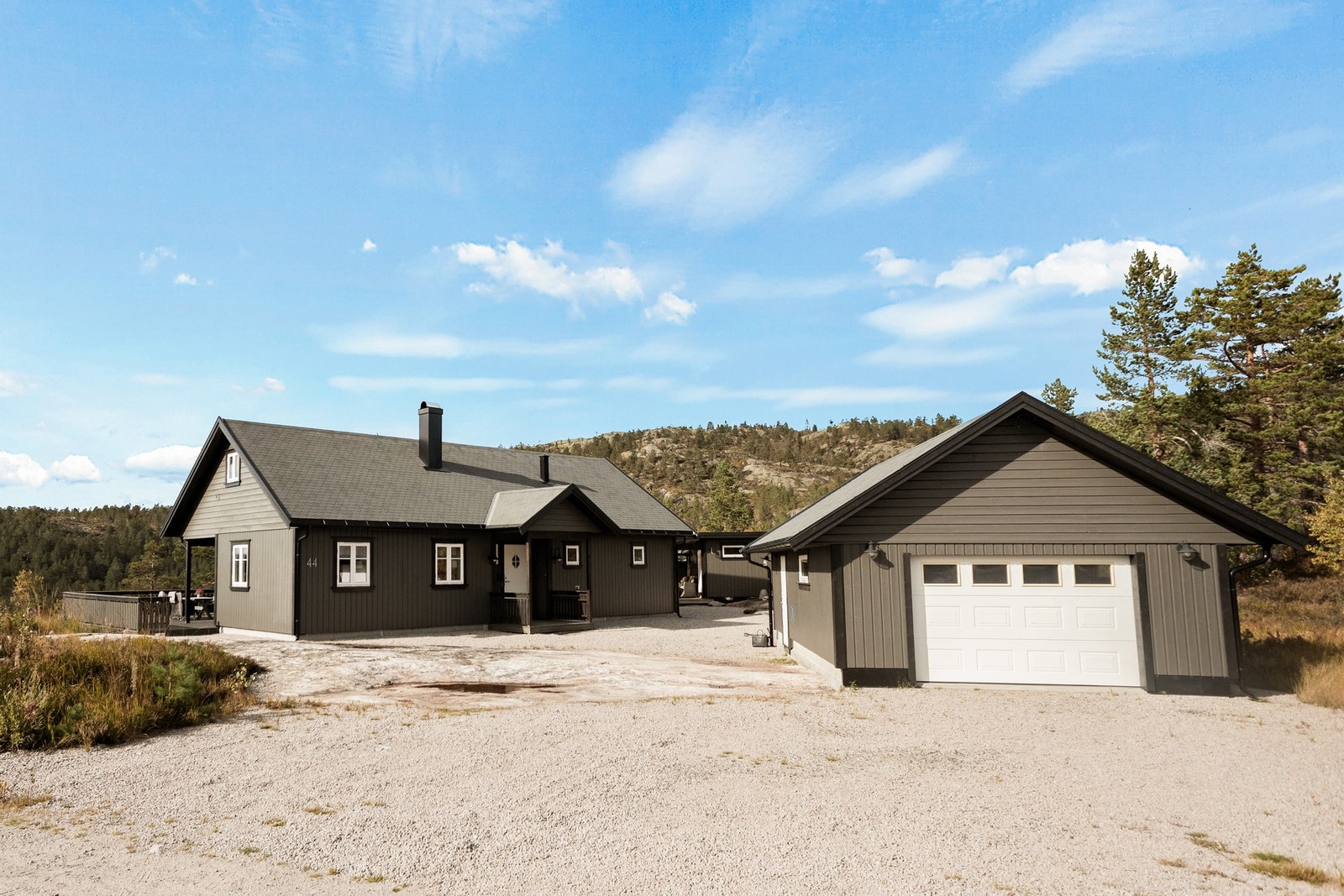 På eiendommen er det også praktisk vedbod og en solid garasje med ekstra plass til verksted/smørebod. Galleribilde