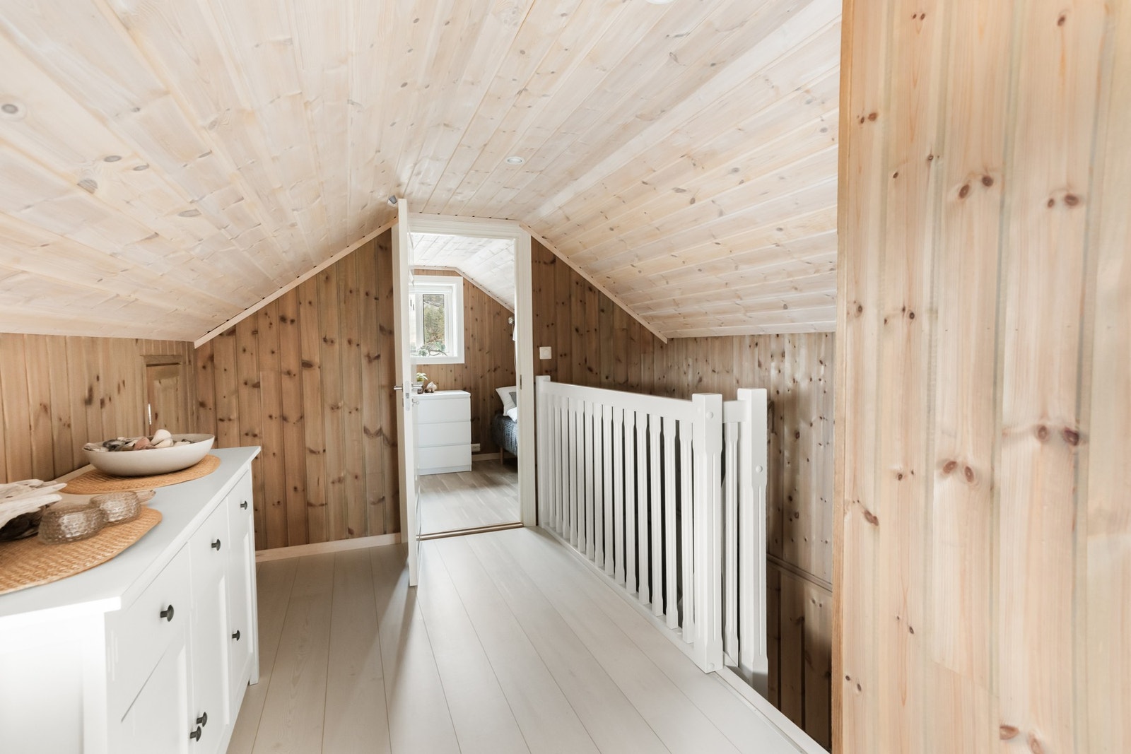 Det er praktiske oppbevaringsløsninger bak kneveggene. Galleribilde