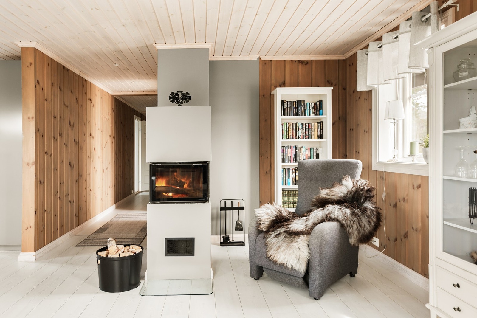 Den åpne gulvflaten gir fleksibilitet til ulike møbleringsløsninger, enten man ønsker sofagruppe, spisebord eller en egen leke- og aktivitetskrok. Galleribilde