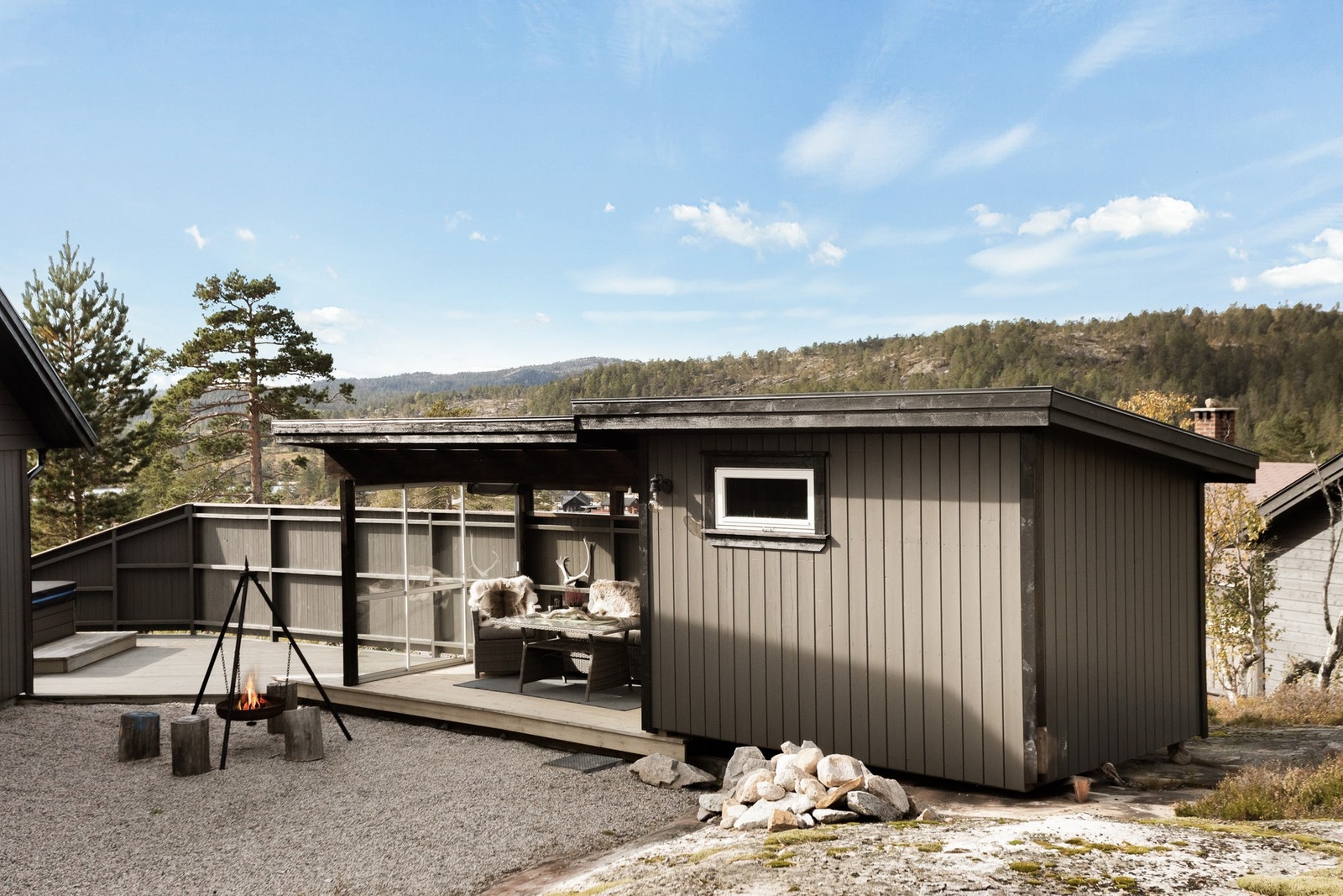 Flott utestue med vedbod. Galleribilde