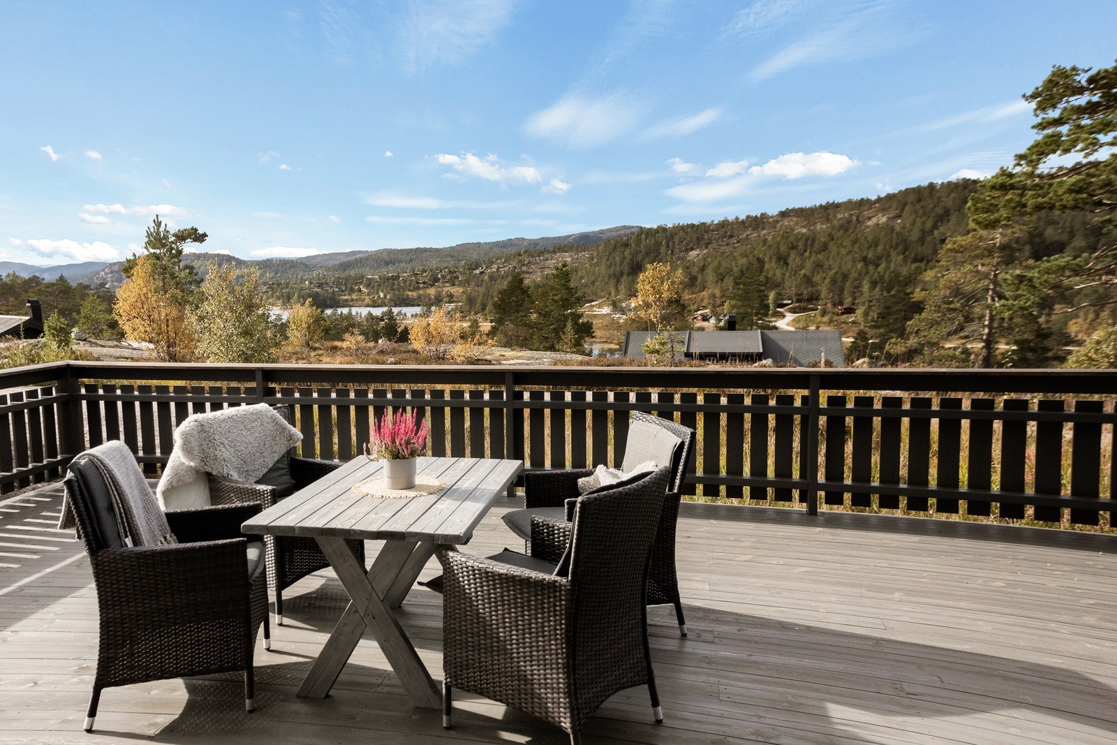 Stor terrasse, med gode solforhold og flott utsikt! Galleribilde