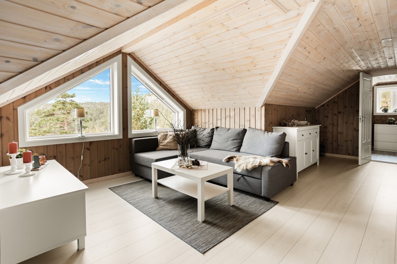 Loftstue med god plass til sofa. Galleribilde