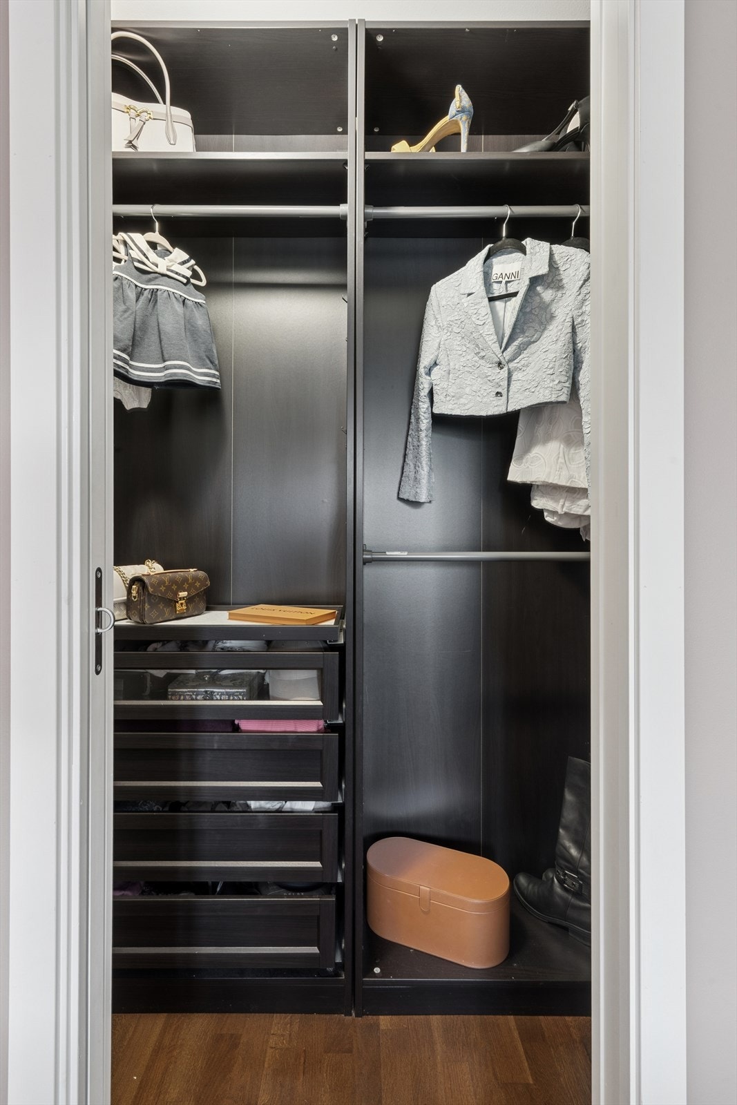 Her finner man også et praktisk walk-in closet med rikelig oppbevaringsplass Galleribilde
