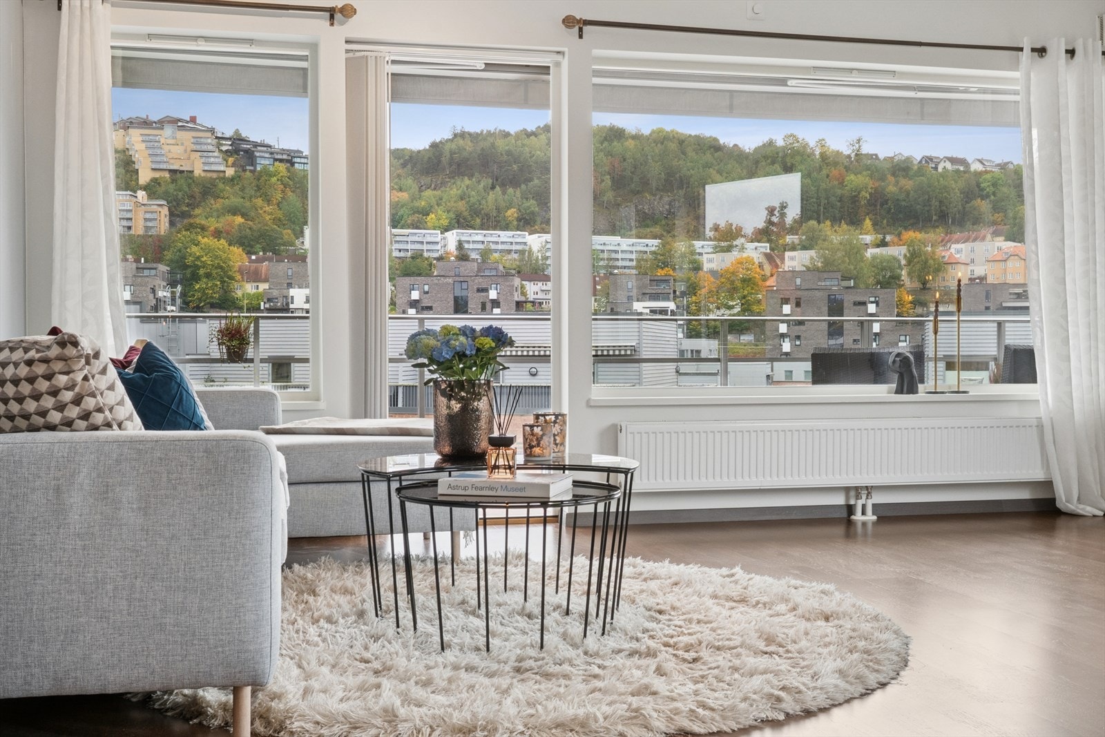 Fra stuen er det utgang til en lekker, delvis overbygget balkong på hele 14 kvm Galleribilde