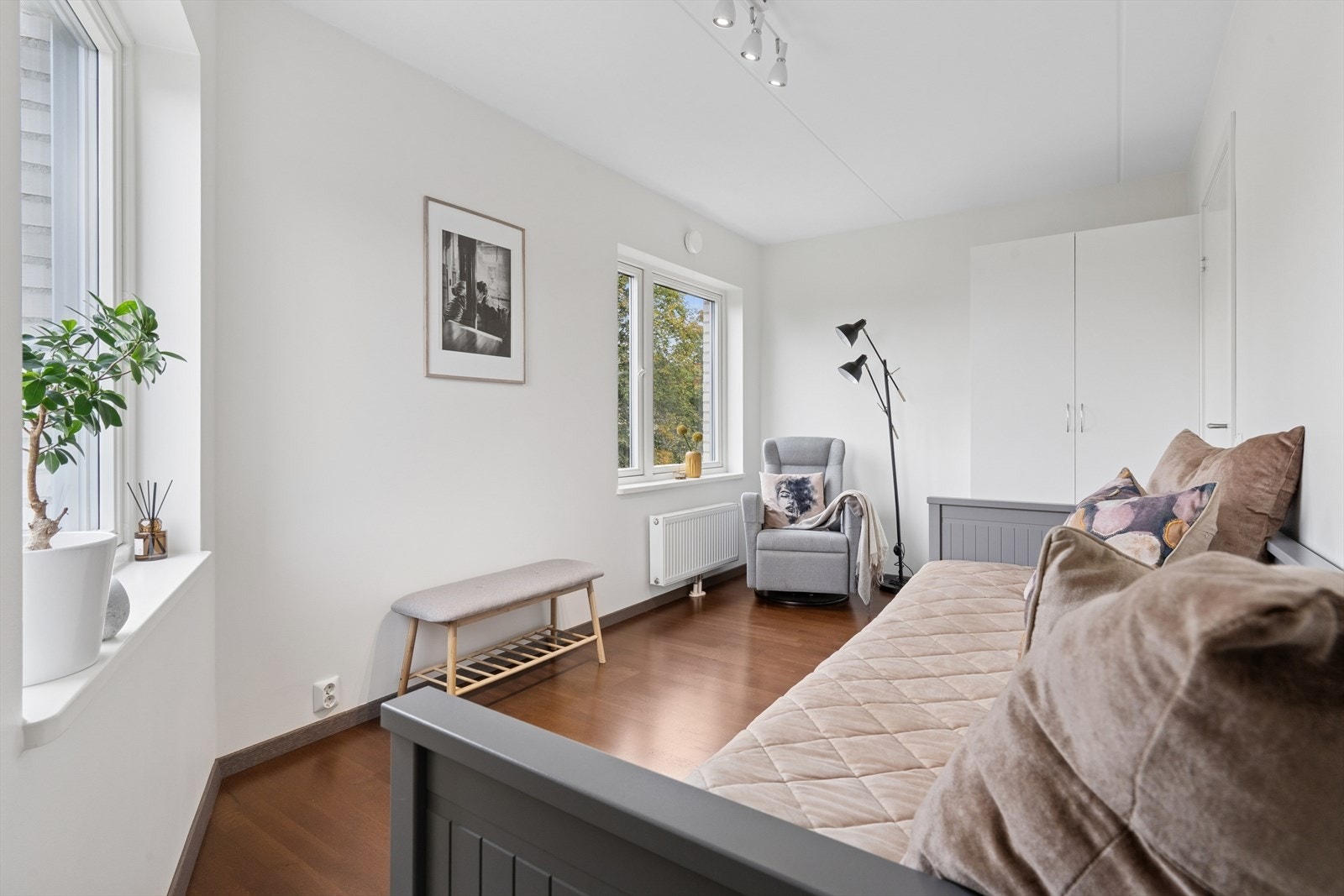 Det er plass til seng, nattbord og garderobeløsning - perfekt som barnerom, gjesterom eller hjemmekontor Galleribilde