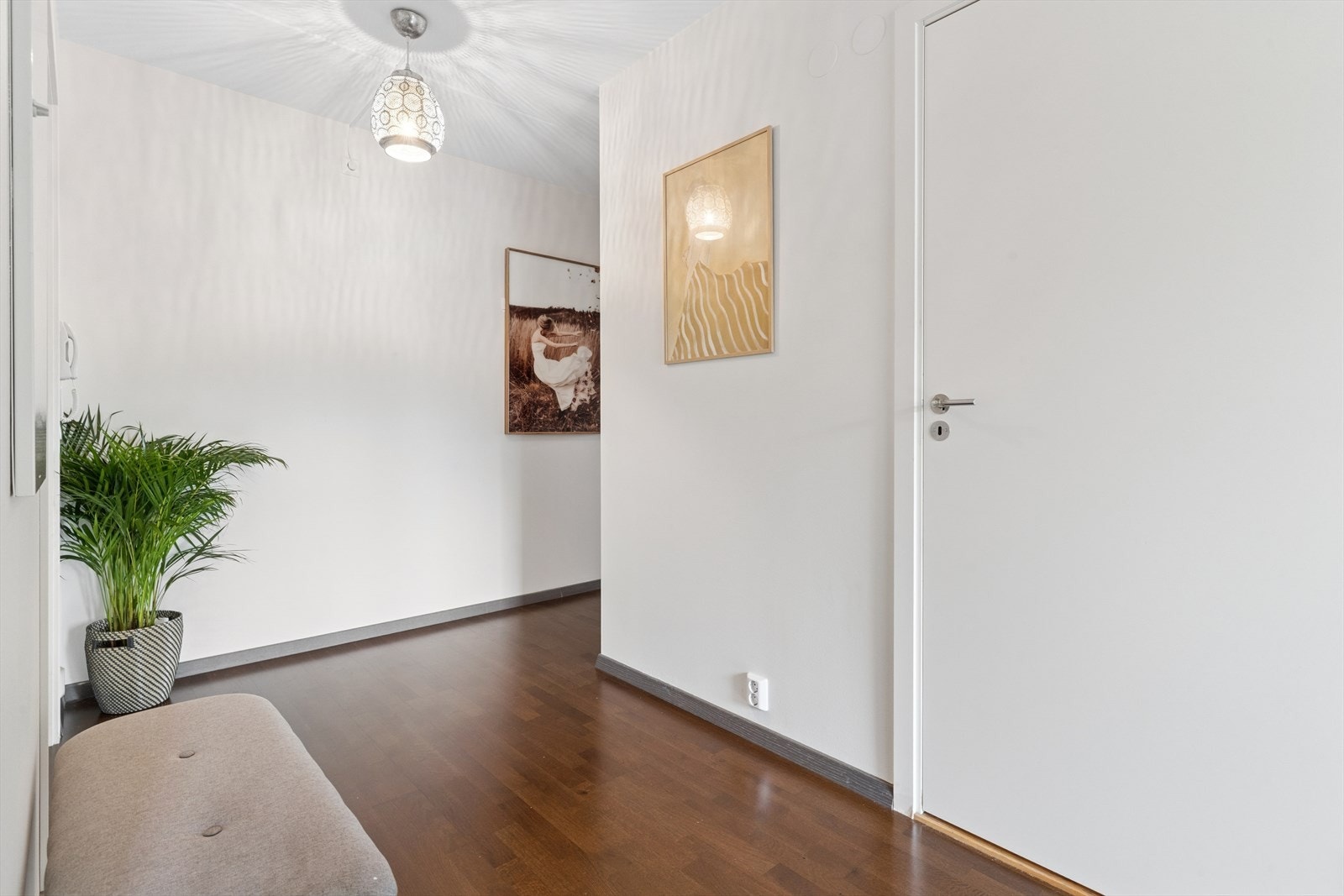 Entréen ønsker deg velkommen med en innbydende og praktisk planløsning Galleribilde