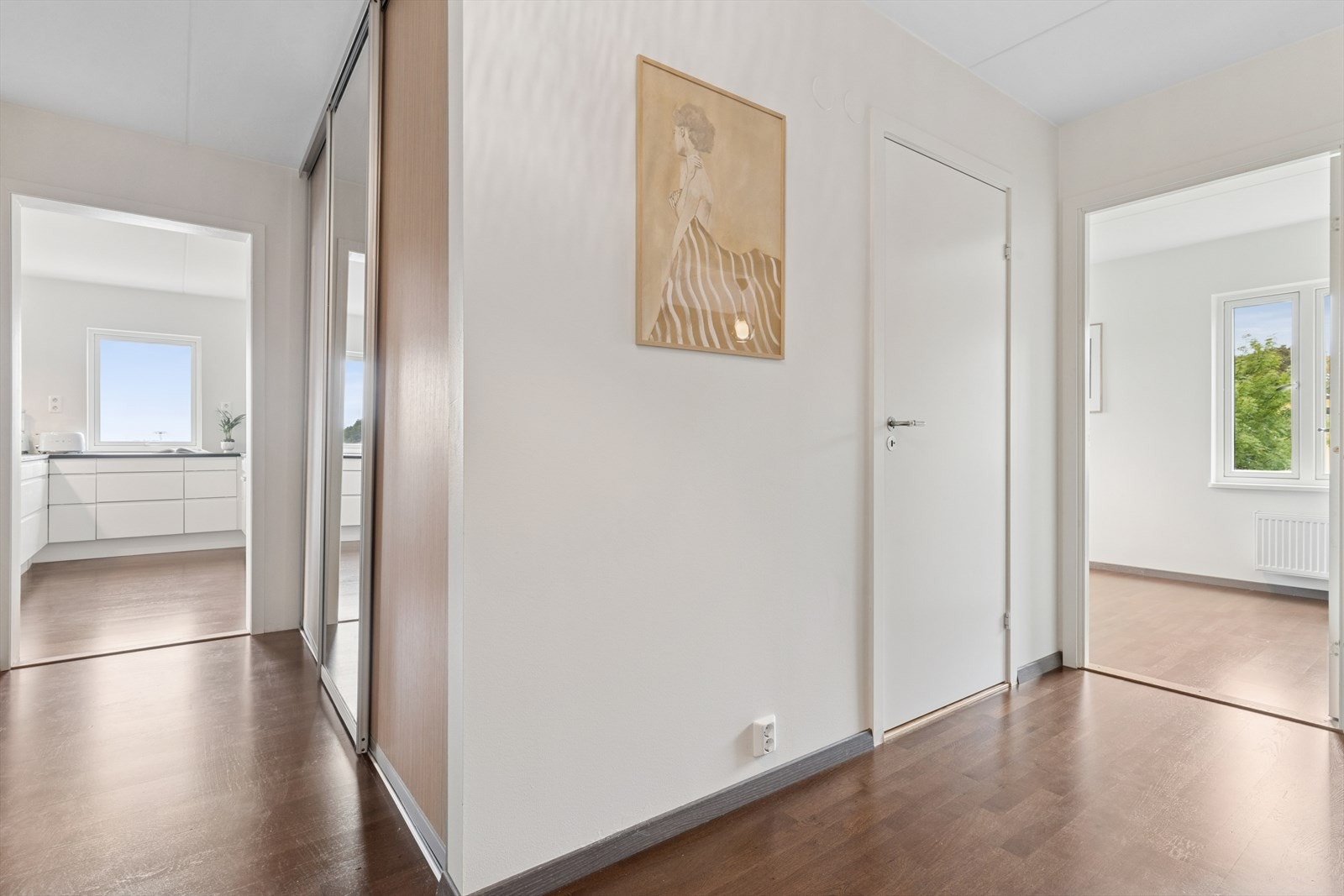 Entrèen er et fint rom til å ønske venner og familie velkommen. 3 kvm garderoberom i tilknytning Galleribilde