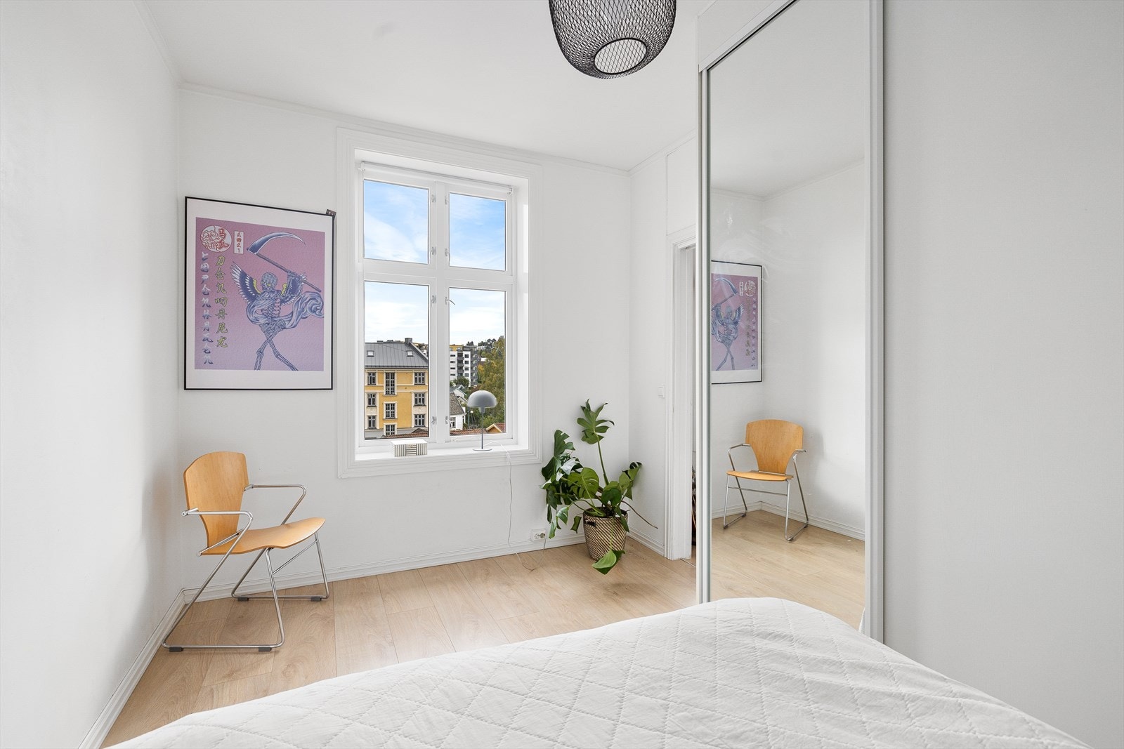 Rommet har store vindusflater som sikrer godt med lys og luft. Galleribilde