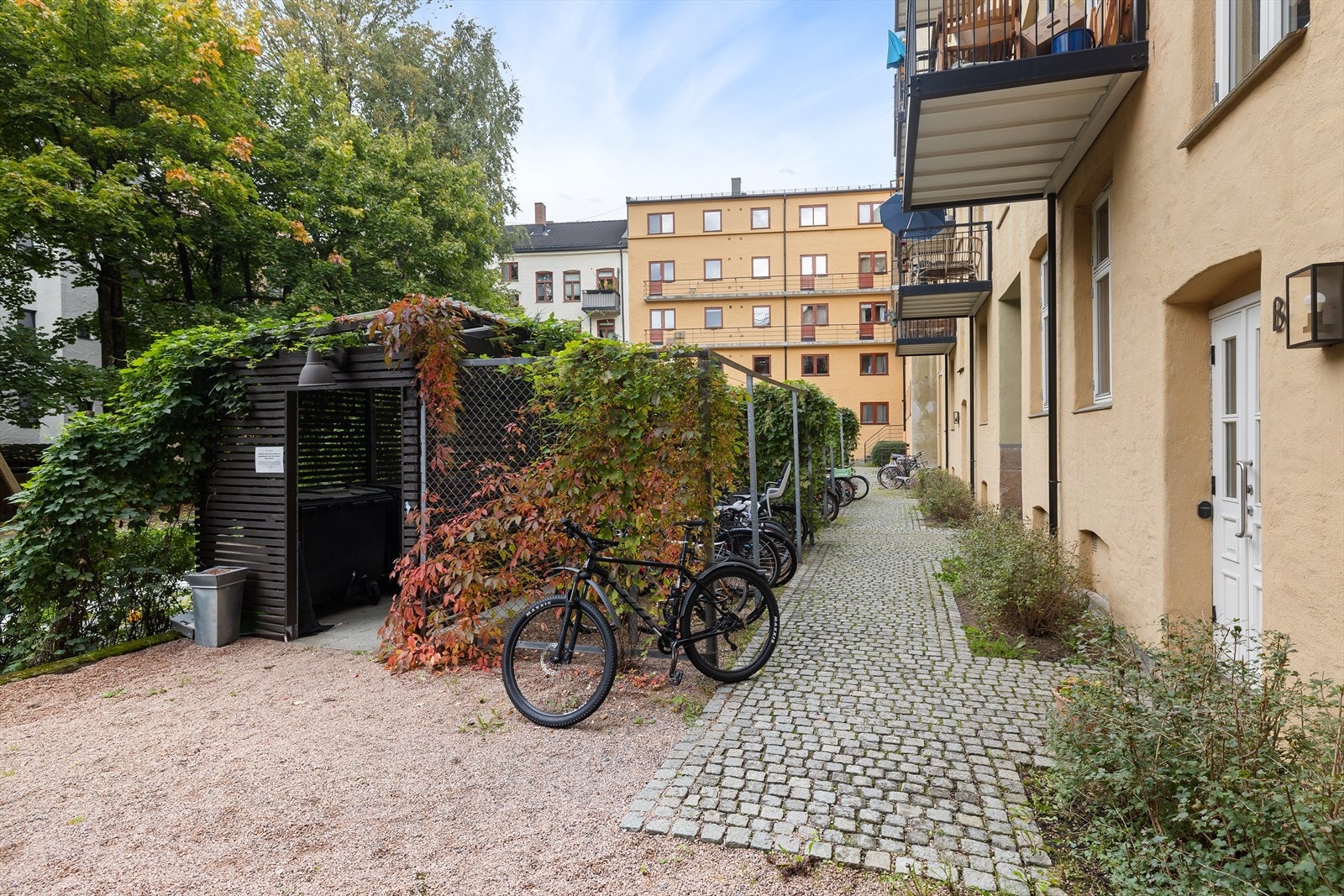 Det er sykkelparkering i bakgården. Galleribilde