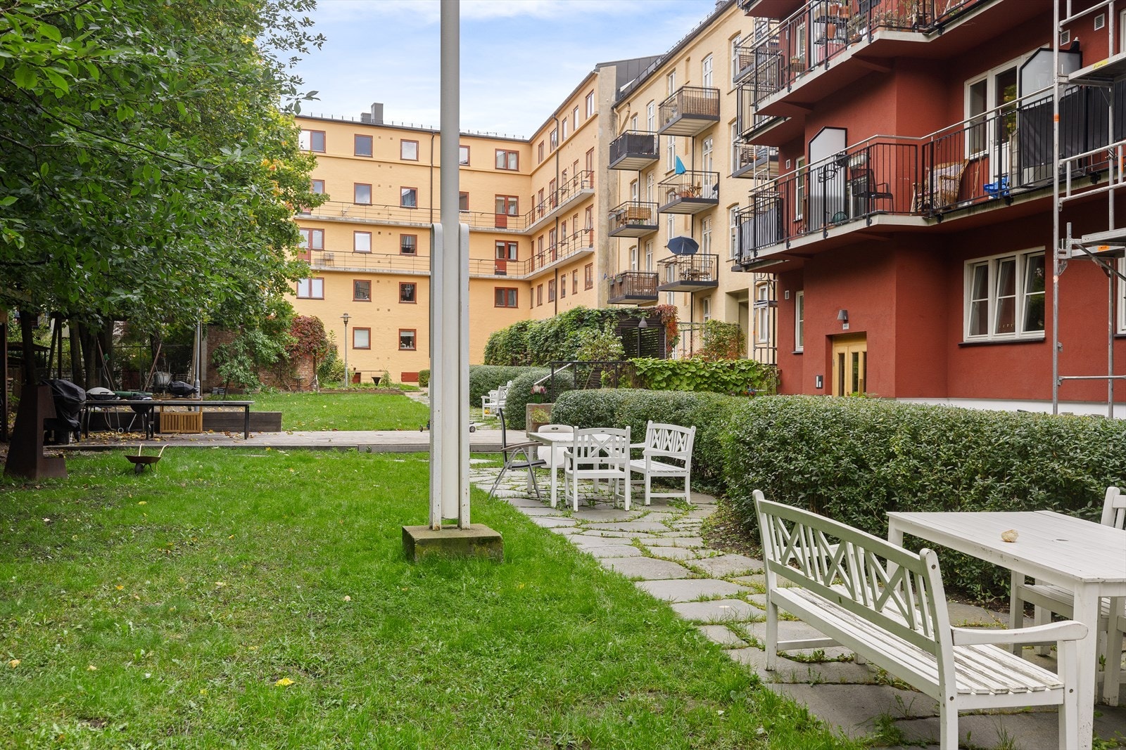 Det er flere sittegrupper, lekeapparater og grill for beboerne. Galleribilde