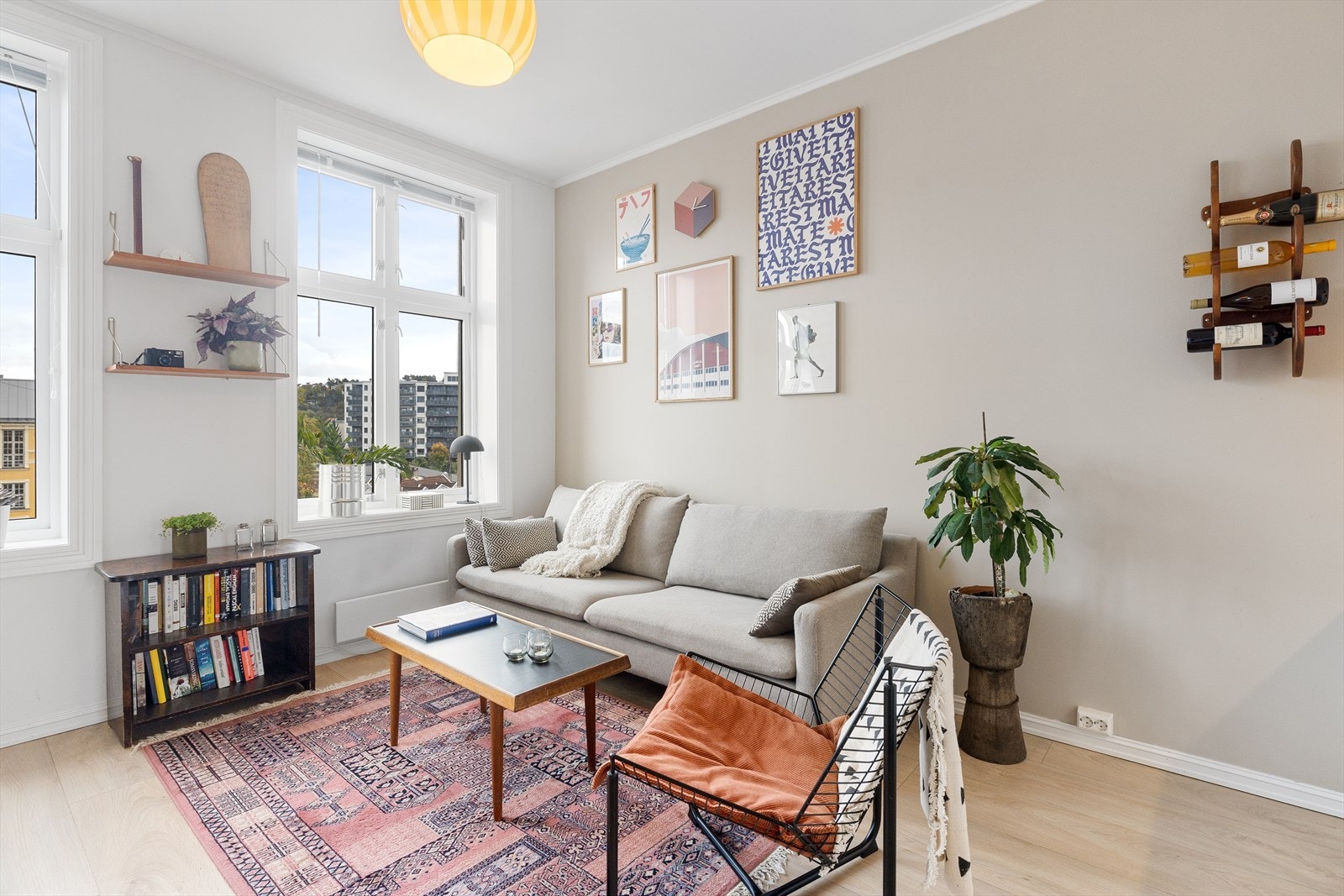 Lun og innbydende stue av god størrelse. Galleribilde