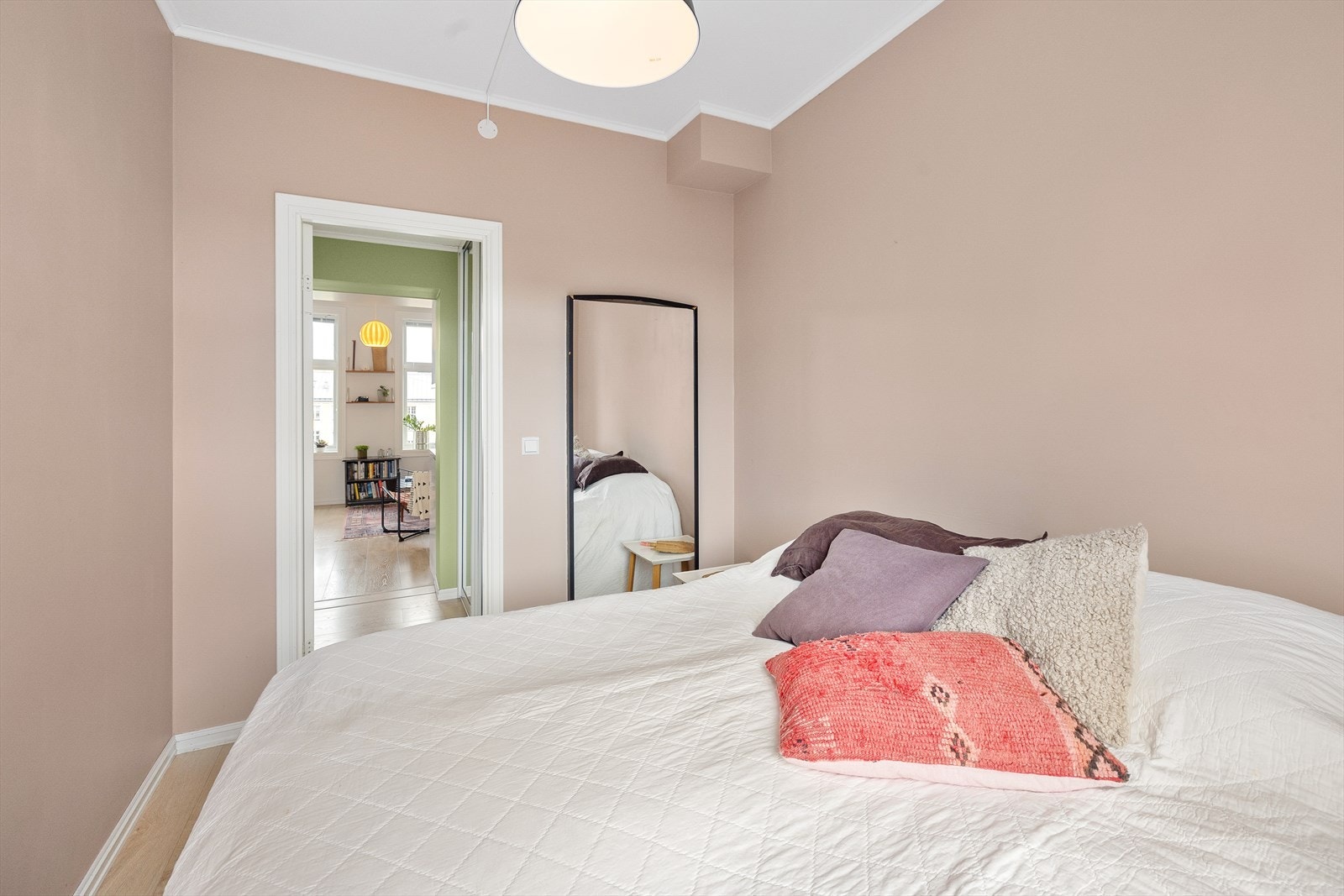 Soverommet har plass til seng, skrivepult og garderobe/kommode. Galleribilde