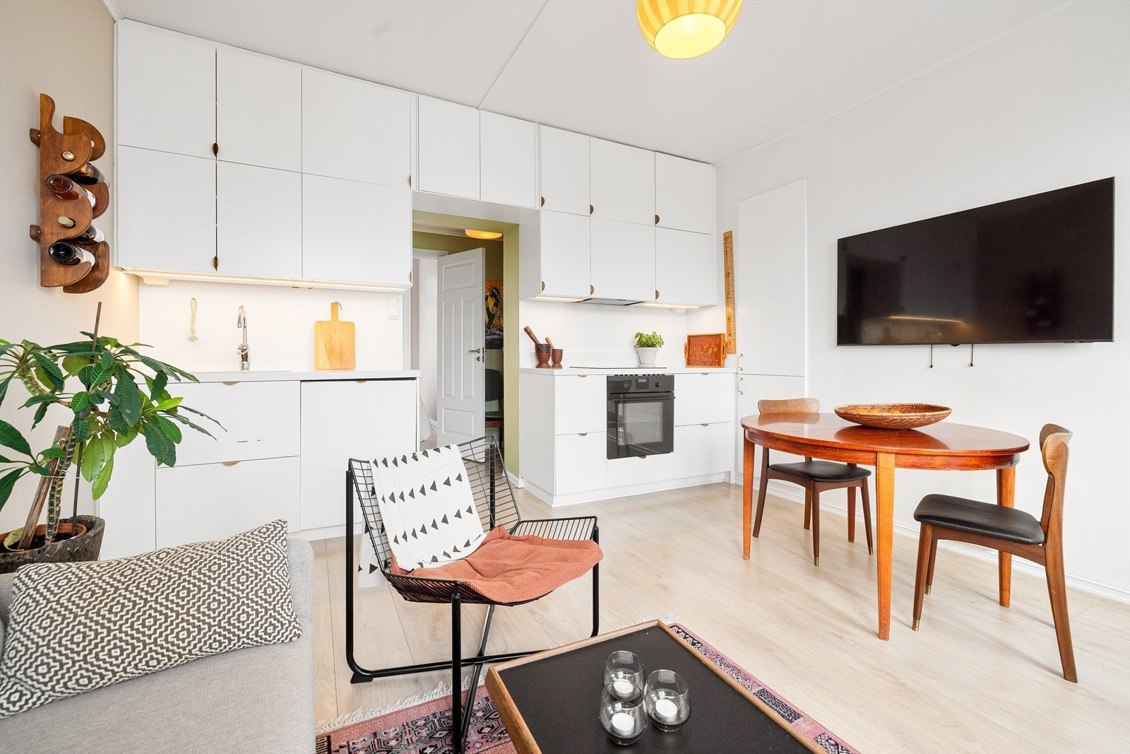 Ved kjøkkenet er det plass til spisebord. Galleribilde