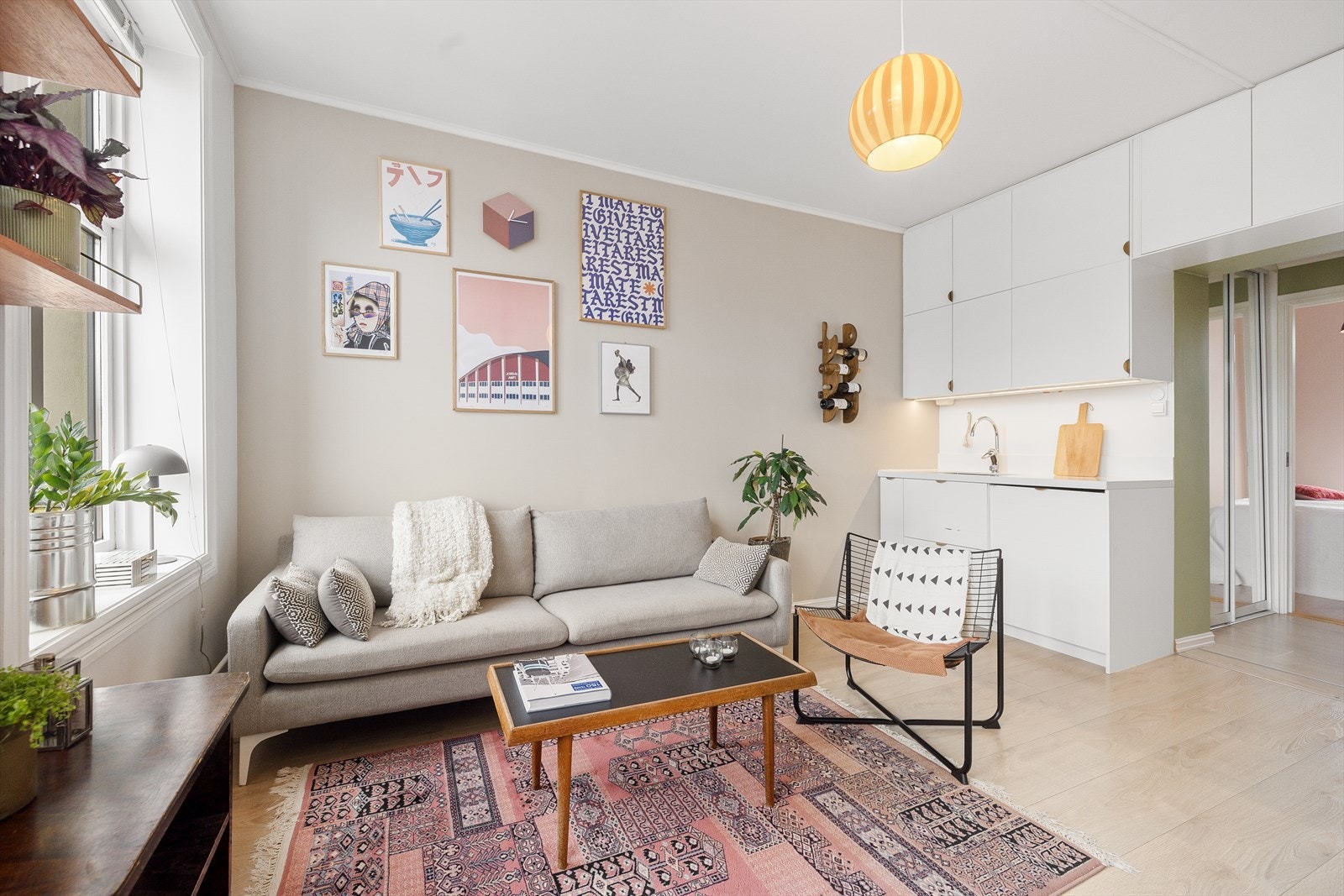 Det er plass til sofagruppe med tilhørende stuemøblement som sofabord og tv-benk. Galleribilde