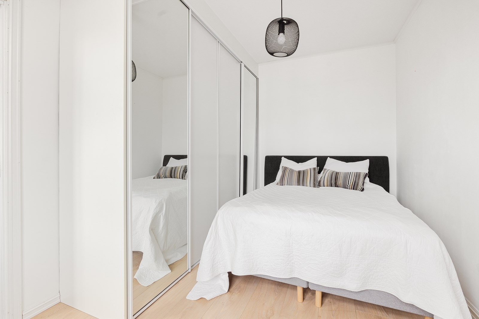 På hovedsoverommet er det god plass til dobbeltseng og skyvedørsgarderobe. Galleribilde