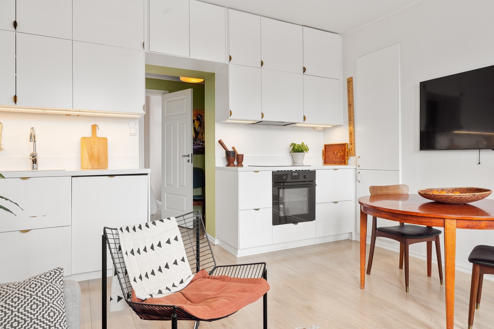 Det er integrert kjøl/fryseskap, oppvaskmaskin, stekeovn og platetopp med kullfiltervifte over stekesonen. Galleribilde